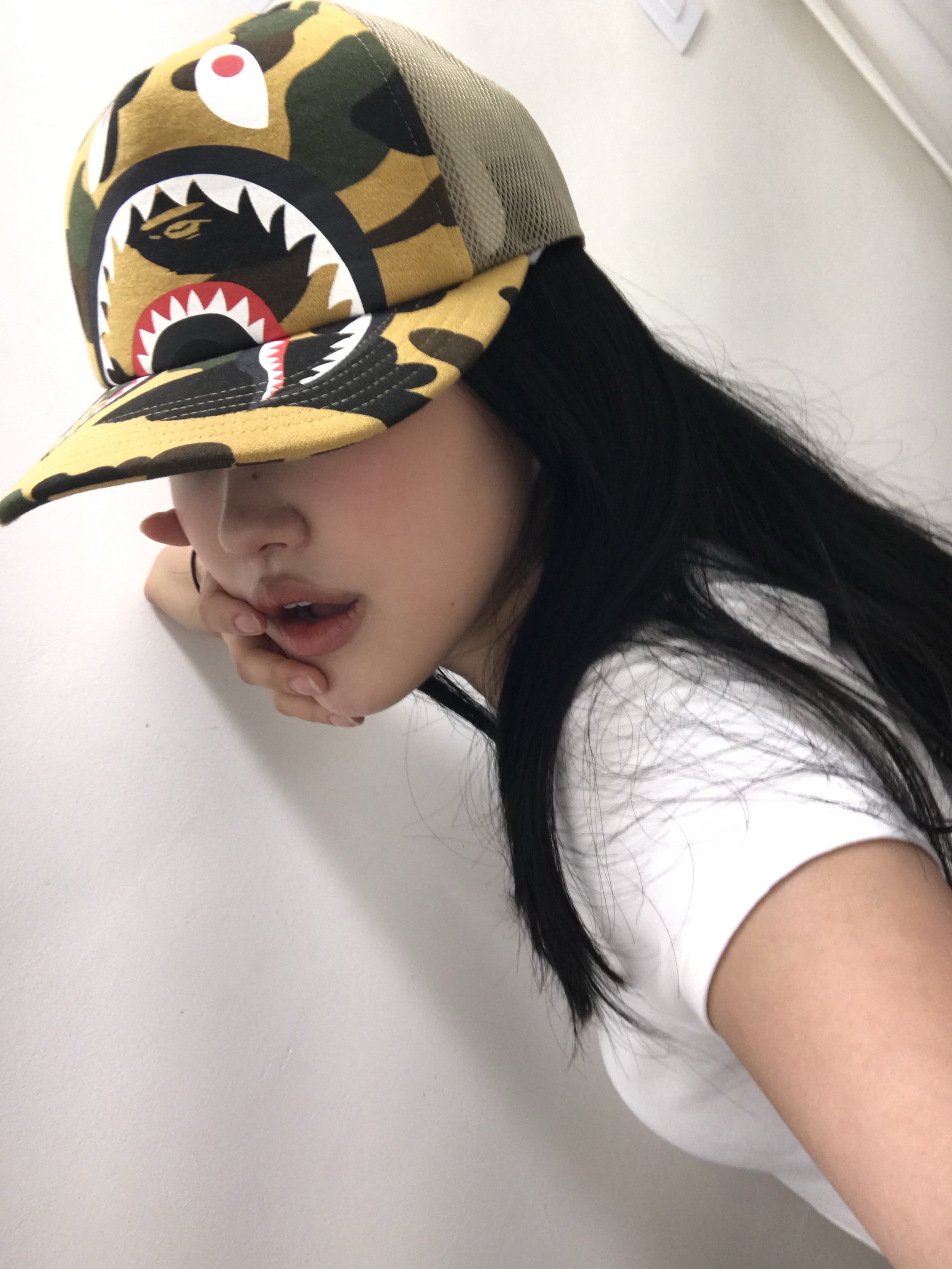 BAPE 1st Camo Shark Mesh Cap Yellow, Verdy Girls Don't Cry Wordmark Baby T-Shirt White 착용 스타일 - 1
