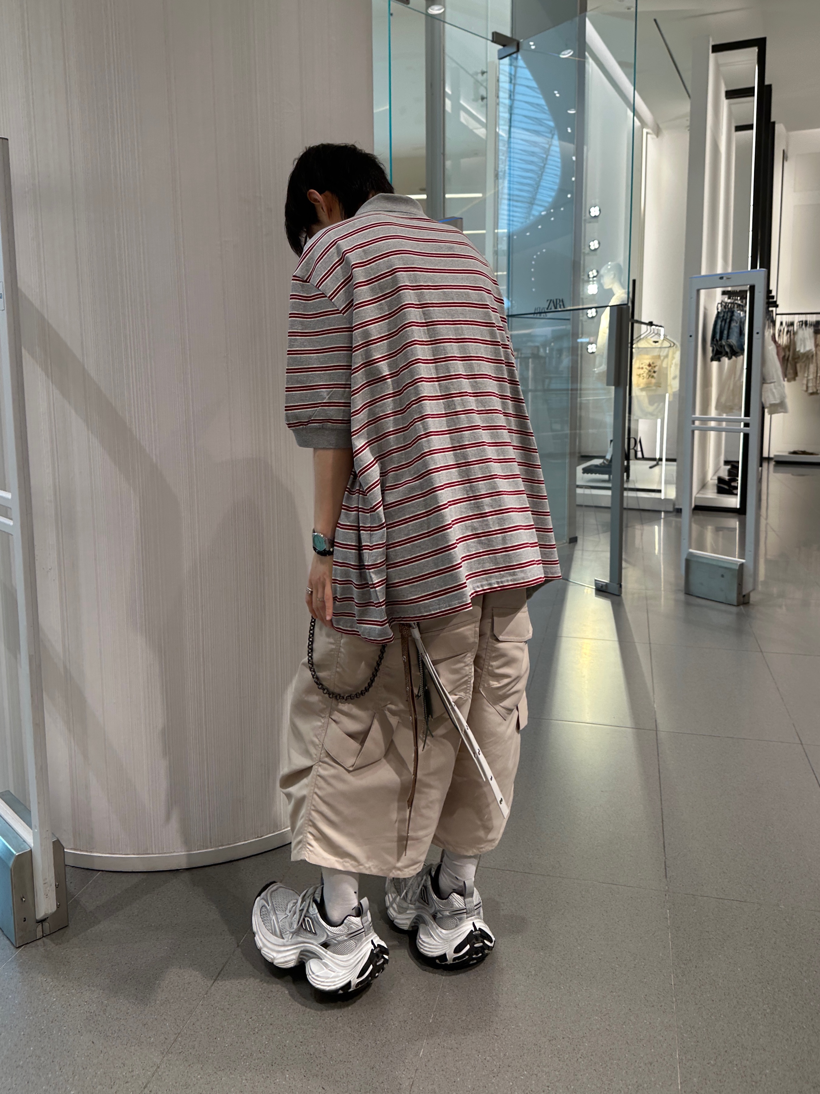 [KREAM 단독] MJD Oversized Stripe Polo Melange Grey, Kamien Titan Bermuda Pants Light Beige 착용 스타일 - 2