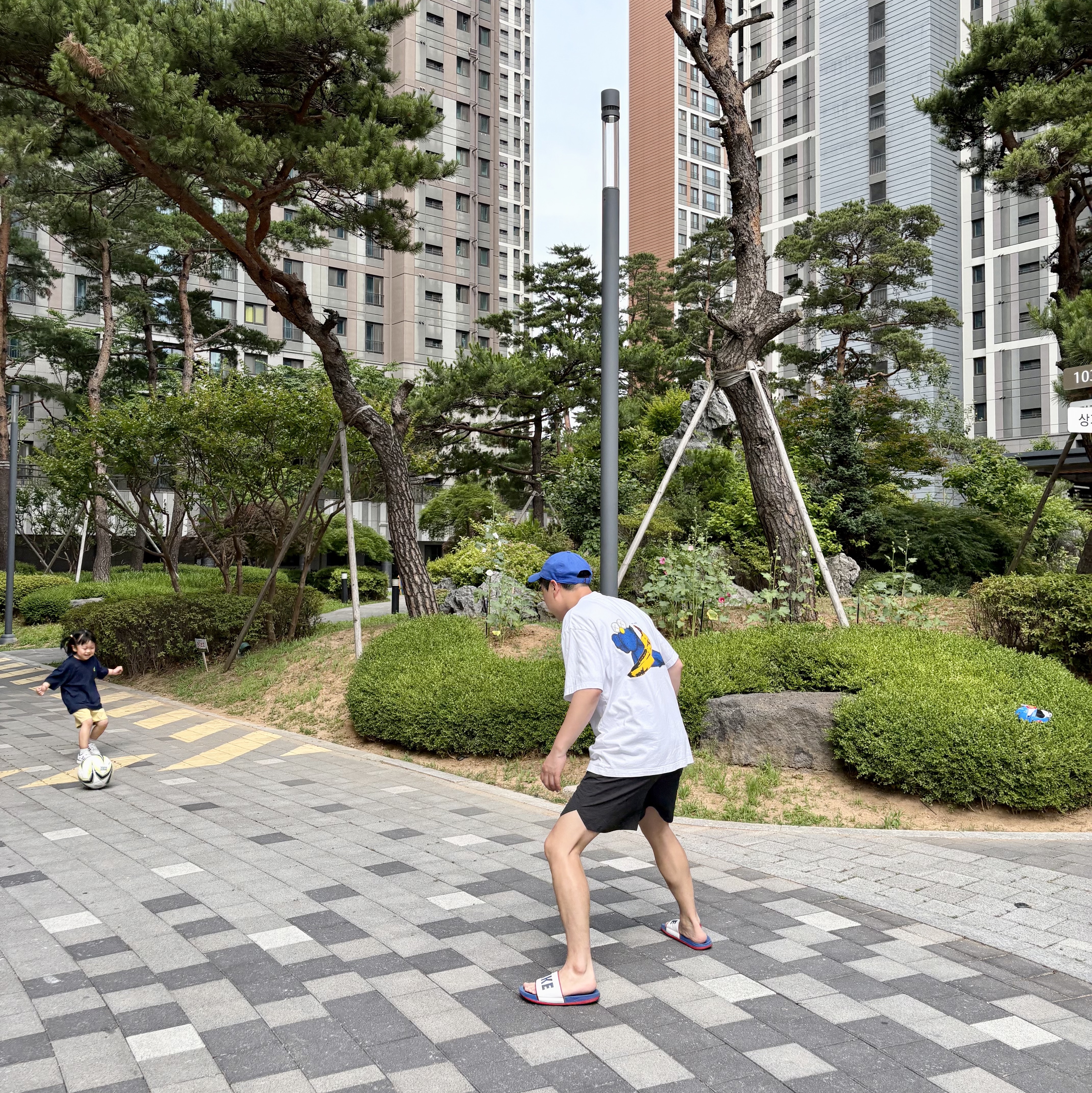 Nike Club Unstructured Futura Washed Cap Game Royal, Uniqlo UT x Kaws x Warhol S/S Graphic T-Shirt A White 착용 스타일 - 2