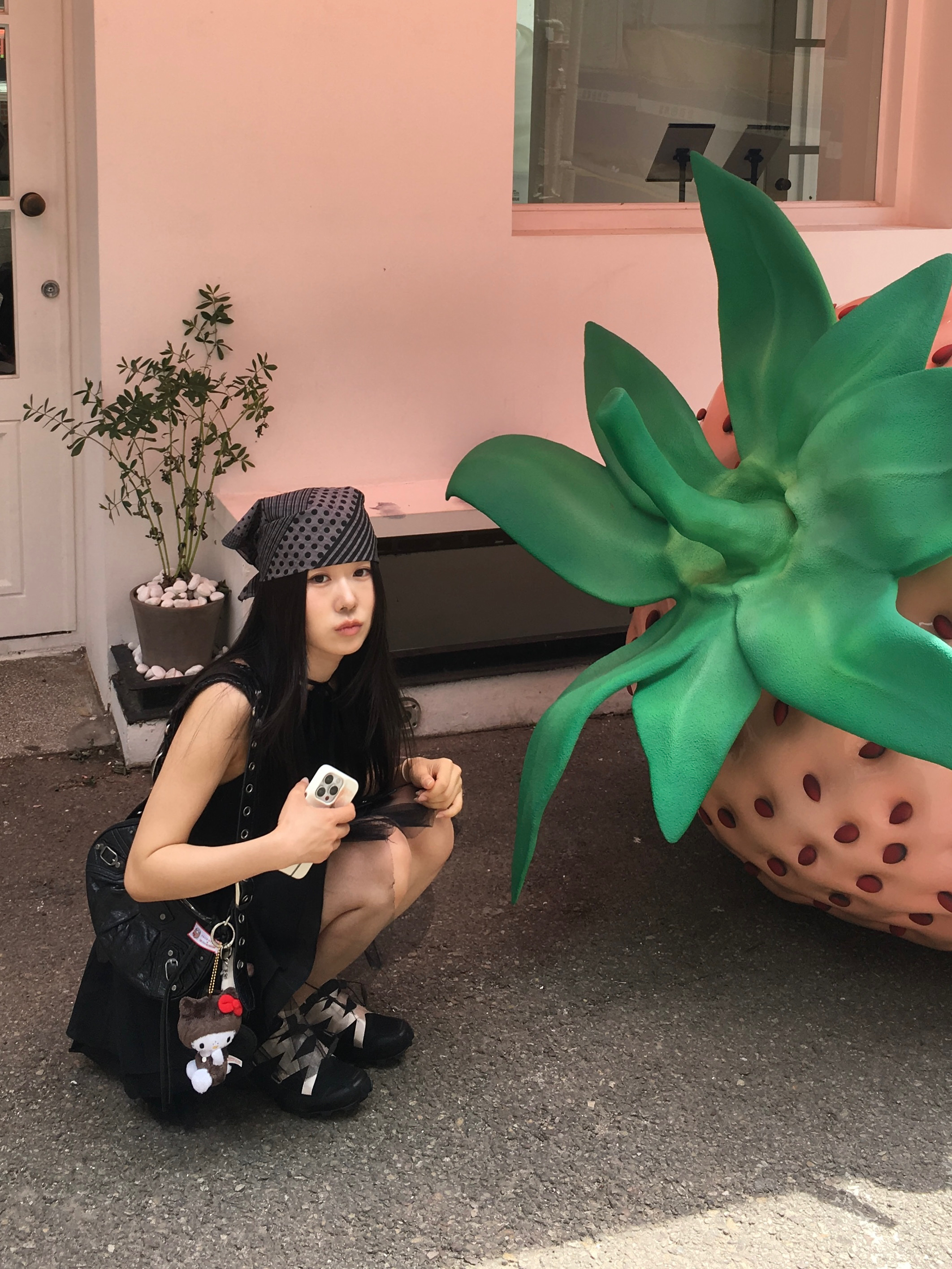Sanrio Hello Kitty x Monchhichi 50th Anniversary Hello Kitty Holder, Balenciaga Arena Lambskin Le Cagole XS Shoulder Bag Black 착용 스타일 - 2