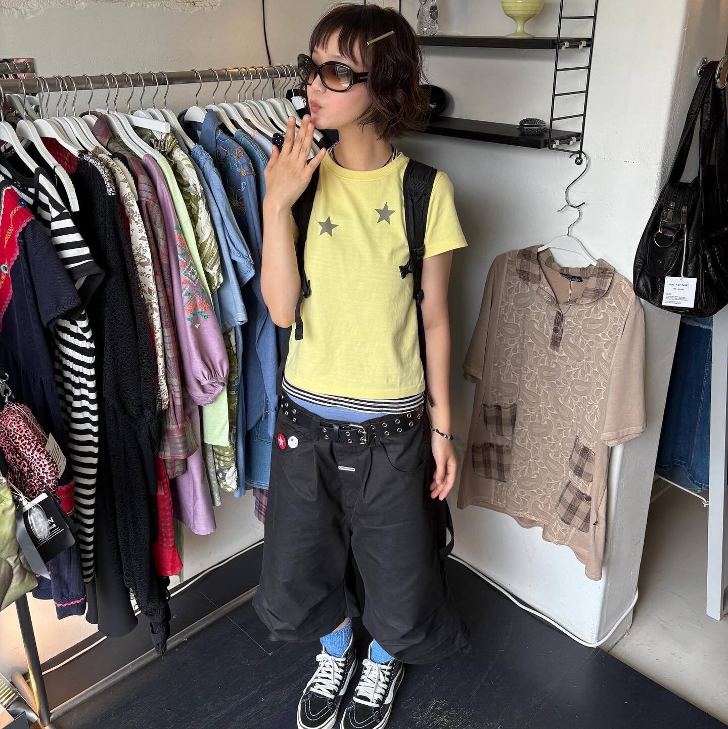 Thevinylhouse Star T-Shirt Yellow, Thevinylhouse Three-Quarter Dart Pants Black 착용 스타일