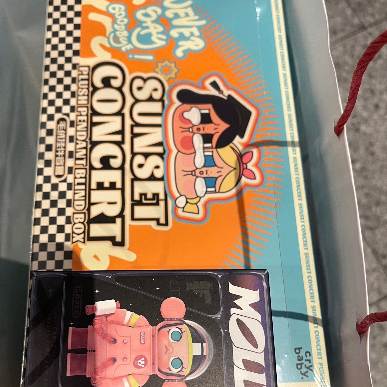 Pop Mart Crybaby Sunset Concert Series Keyring Sealed Case (6 Blind Boxes) 착용 스타일 - 1