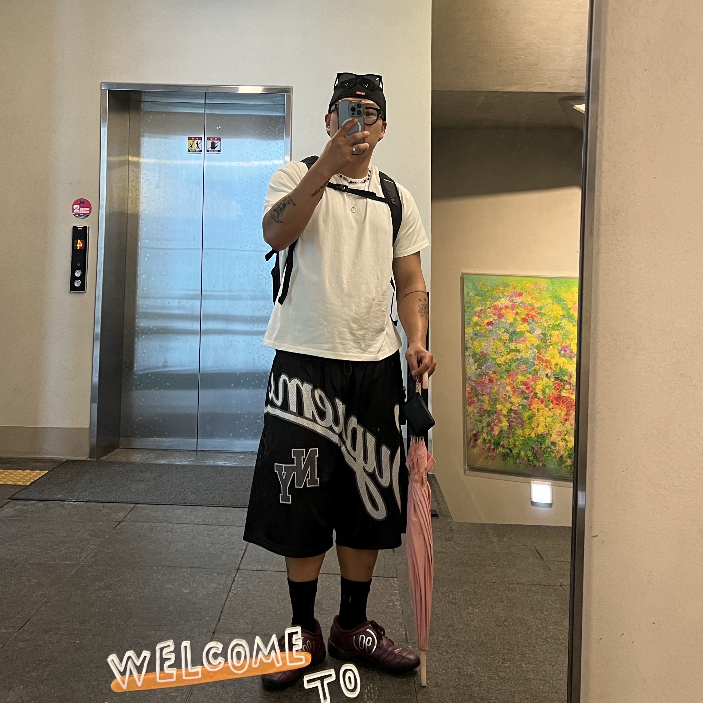 Supreme x New Era Screw Ball S Logo Black - 24FW, Nike Total 90 III SP Bordeaux and Metallic Silver 착용 스타일 - 1