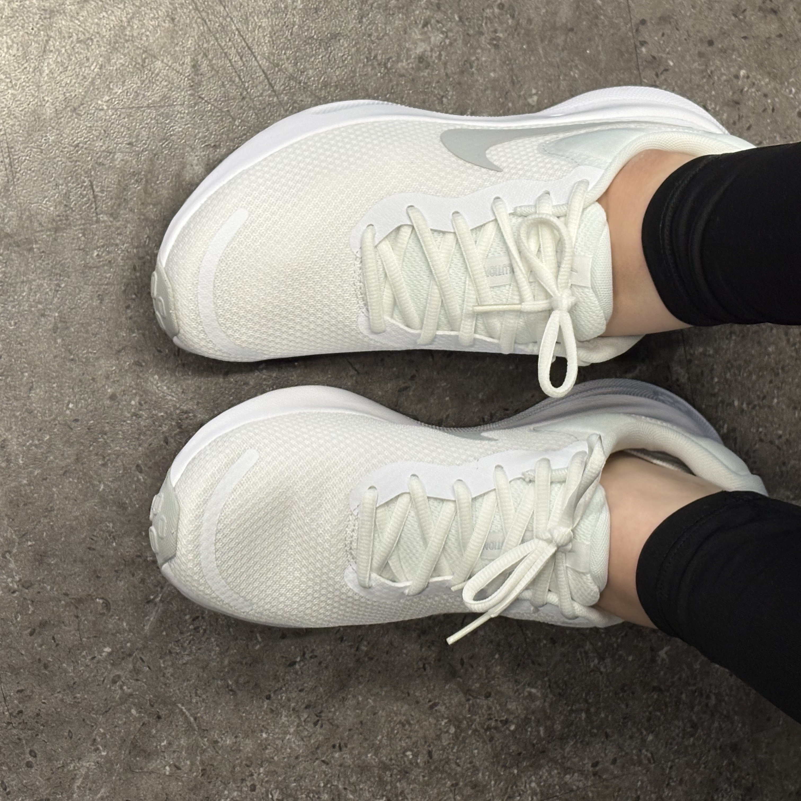 Nike Revolution 7 White 착용 스타일