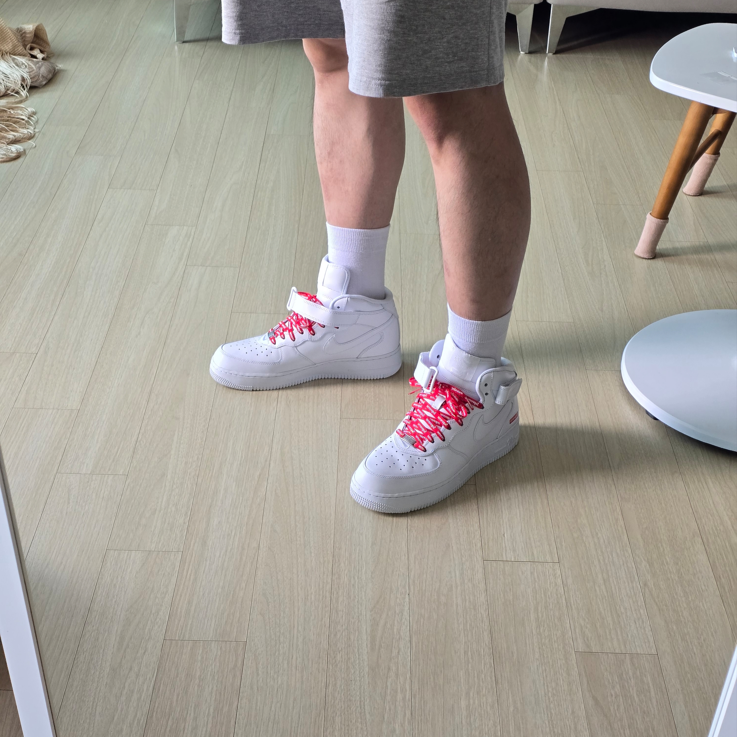 Nike x Supreme Air Force 1 Mid White 착용 스타일 - 2