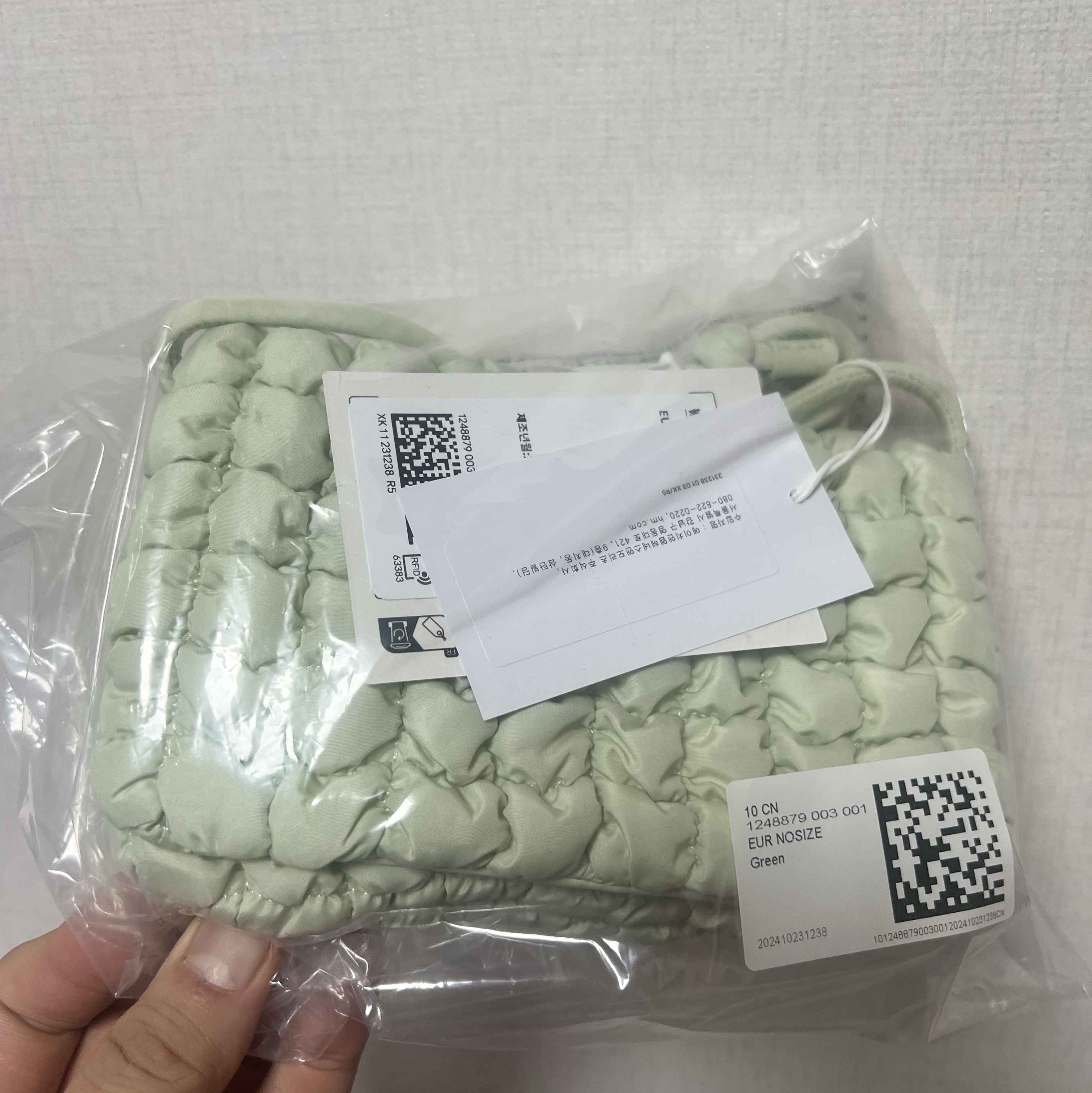 COS Quilted Crossbody Messenger Bag Light Green 착용 스타일