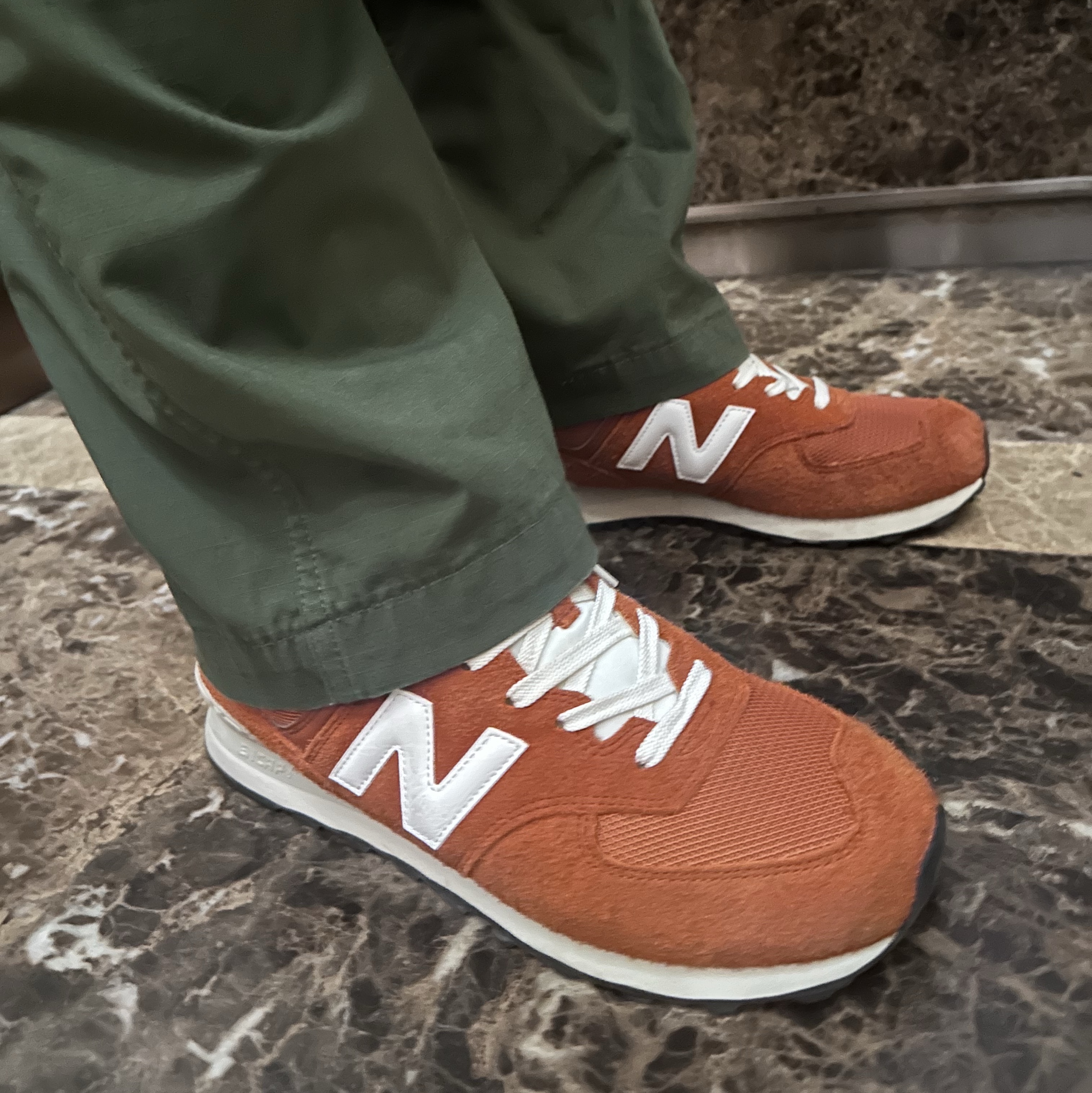Supreme Lasered Denim Camp Cap White - 24FW, New Balance 574 Heritage Orange Burst White 착용 스타일 - 3