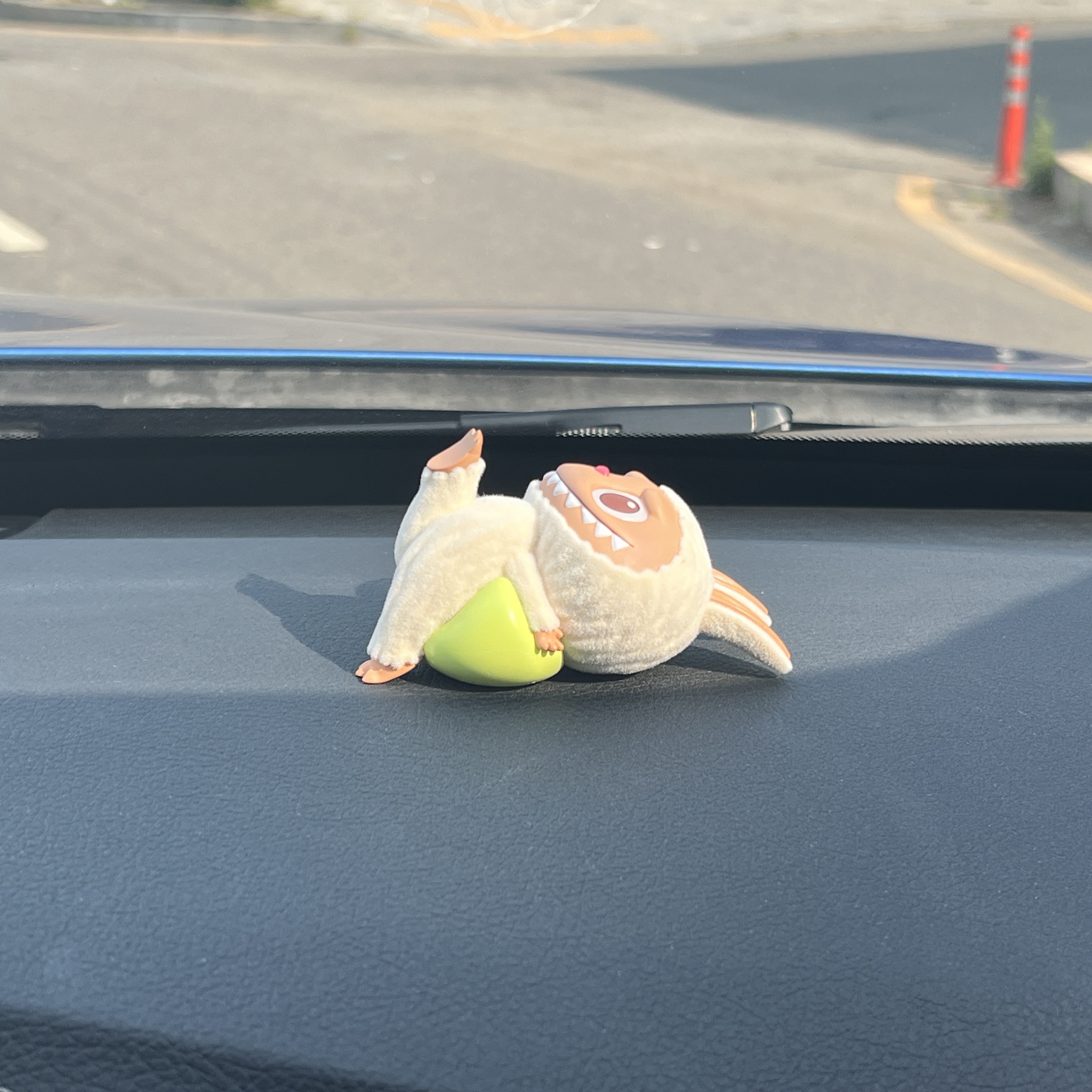 Pop Mart Labubu Lazy Yoga Series Lay Down (Opened Case) 착용 스타일 - 2