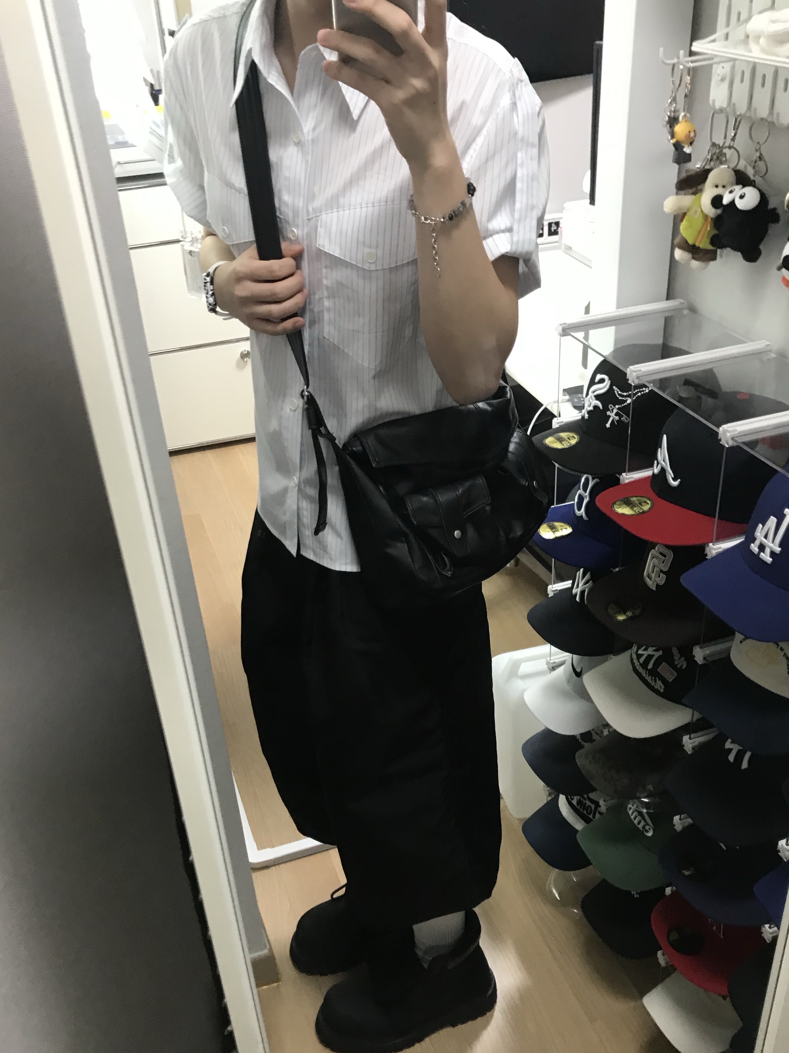MJD x Koin Seoul Two Tuck Re-Nylon Wide Carpenter Bermuda Pants Black, LOSTGARDEN Route Black 착용 스타일 - 2