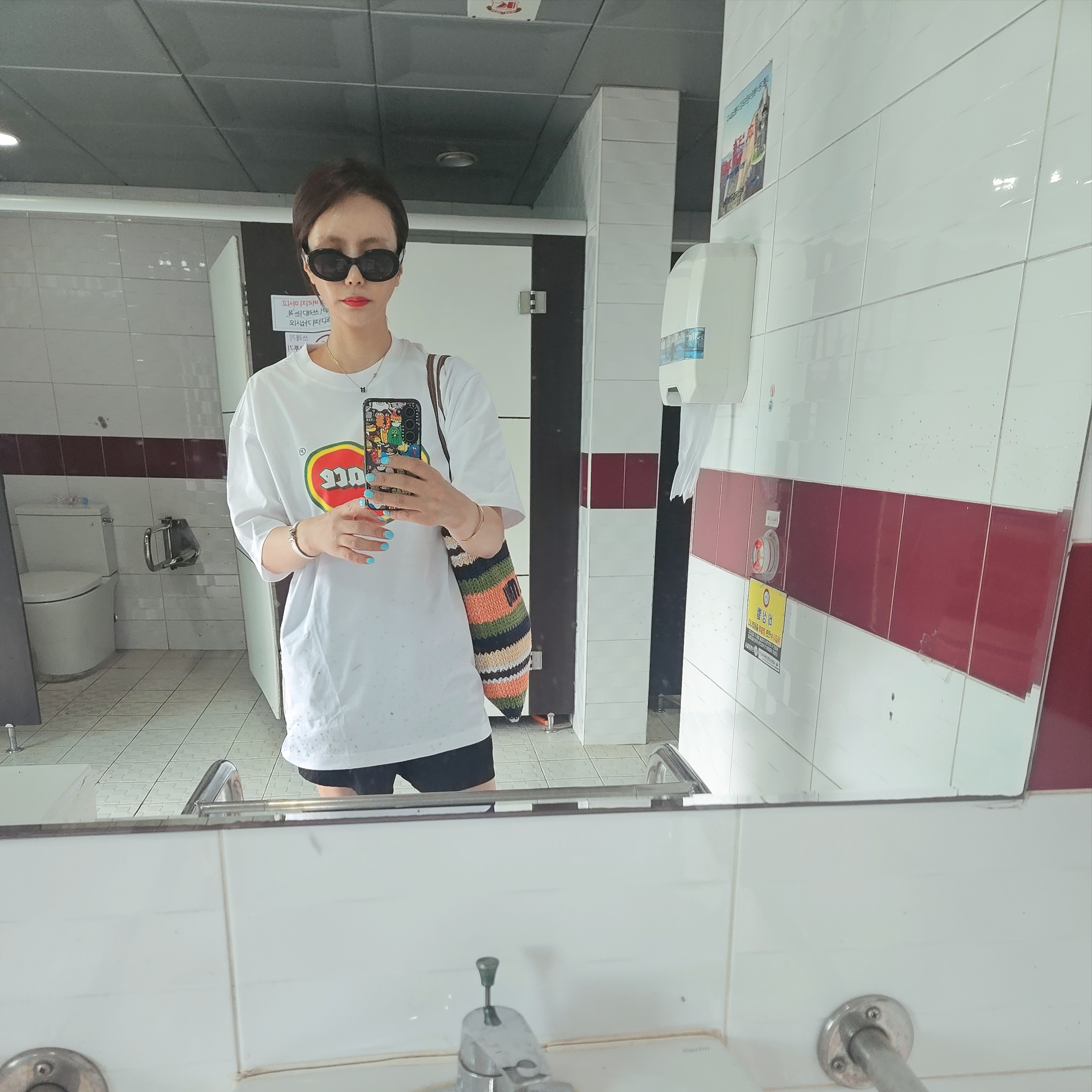 (W) Celine Triomphe 01 Sunglasses in Acetate Black, Palace Quality T-Shirt White - 24SS 착용 스타일 - 1