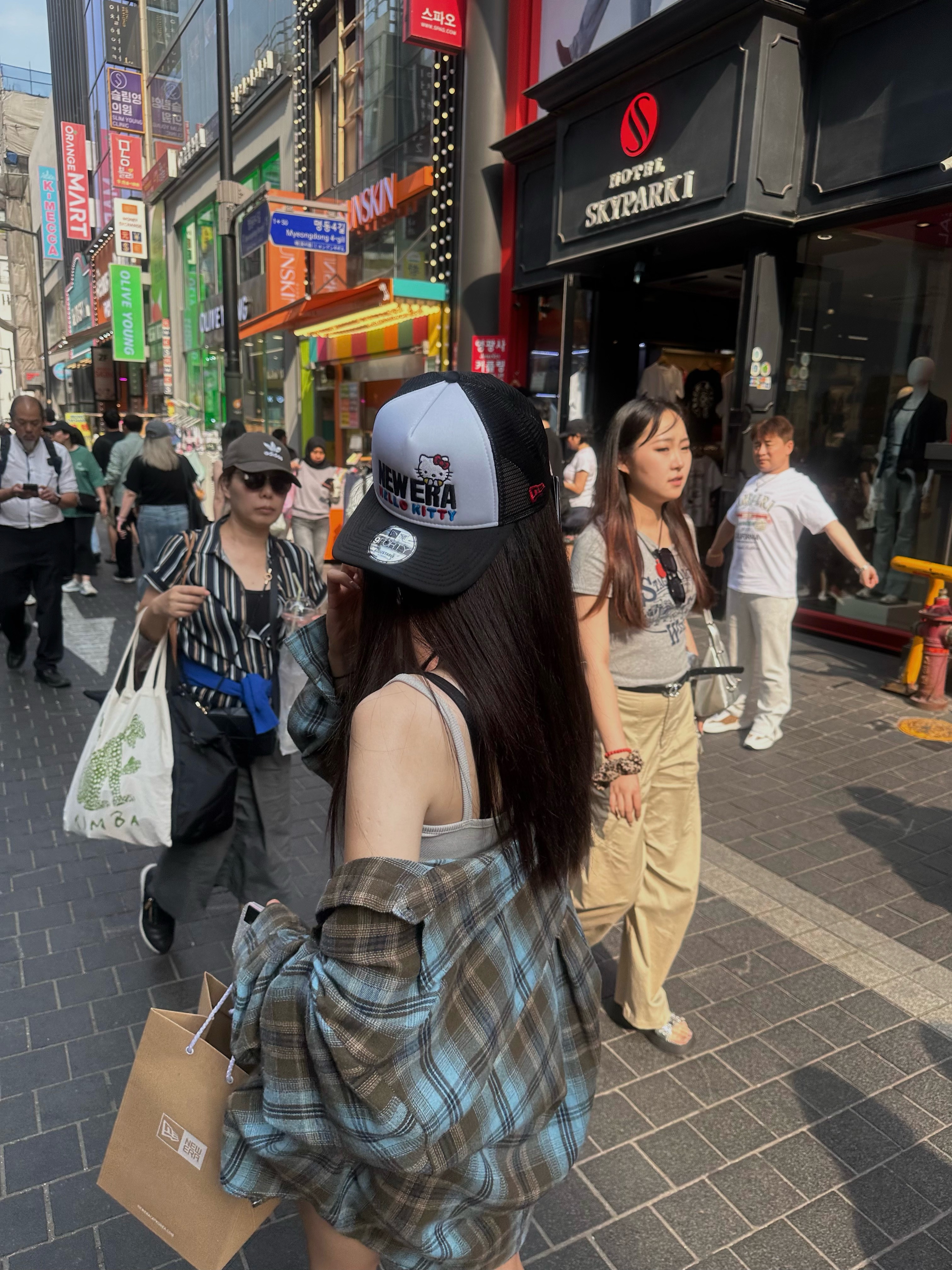 New Era x Hello Kitty A-Frame Trucker Ball Cap Black 착용 스타일