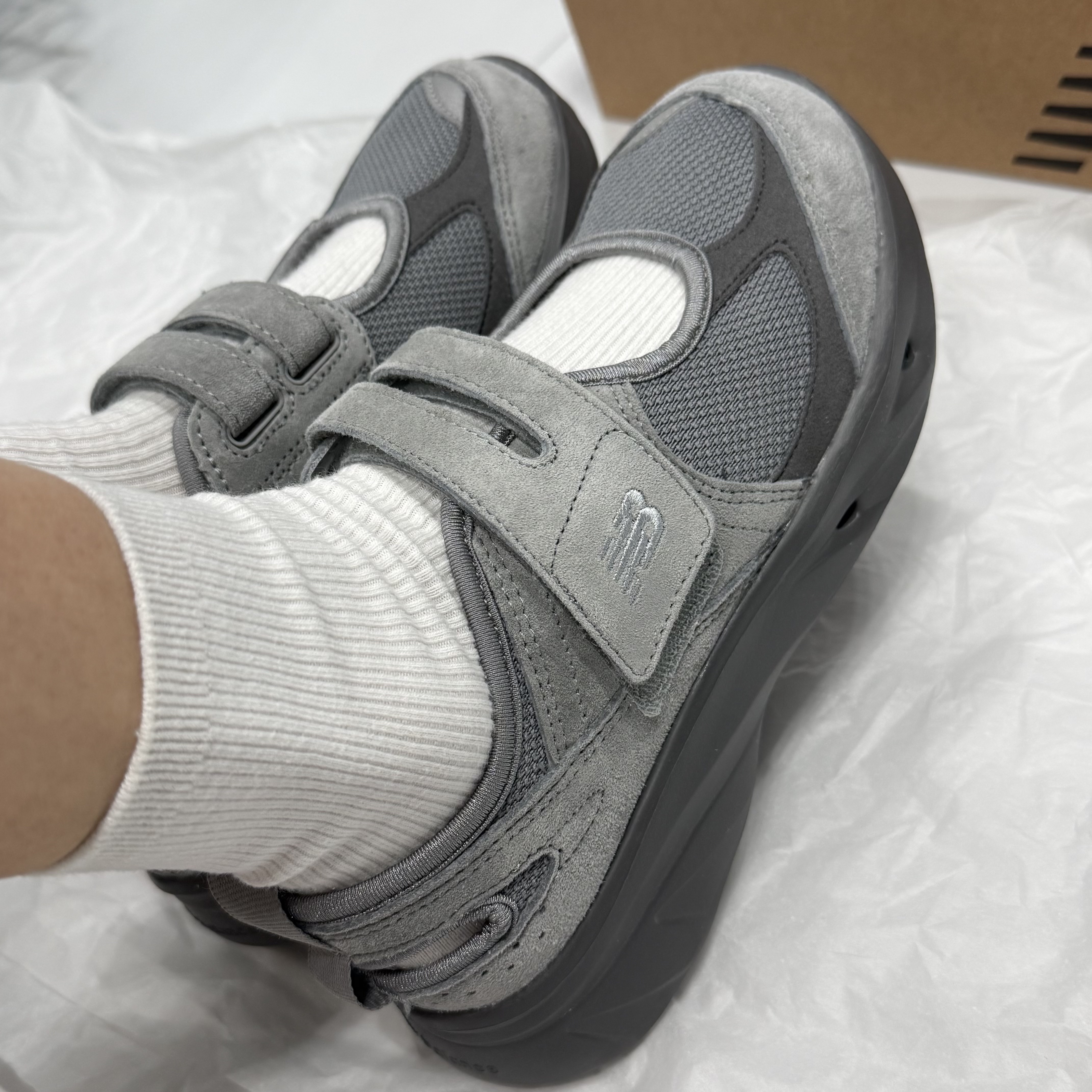 (W) New Balance Breeze SD2203 Grey 착용 스타일 - 2