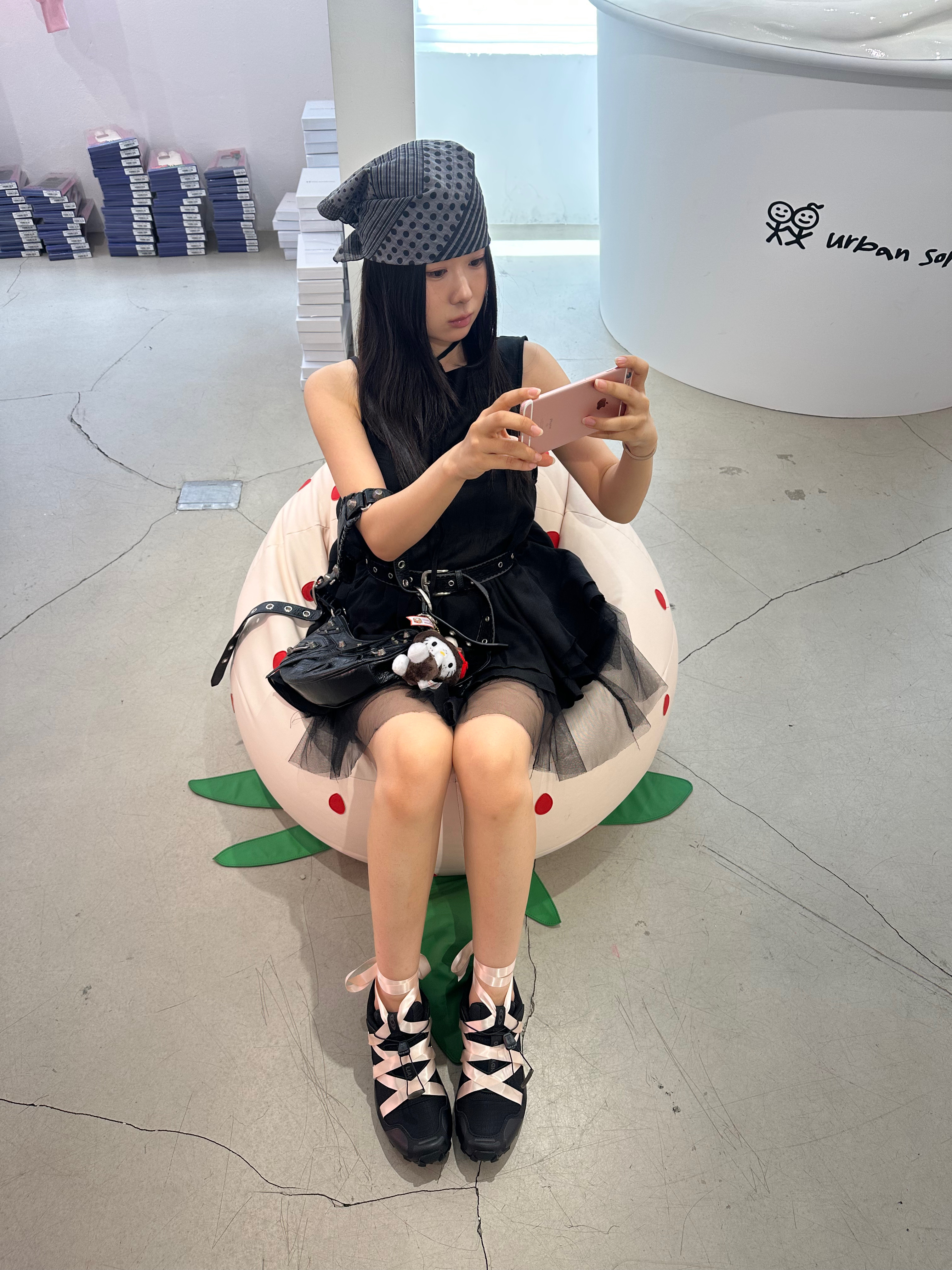 Sanrio Hello Kitty x Monchhichi 50th Anniversary Hello Kitty Holder, Balenciaga Arena Lambskin Le Cagole XS Shoulder Bag Black 착용 스타일 - 4