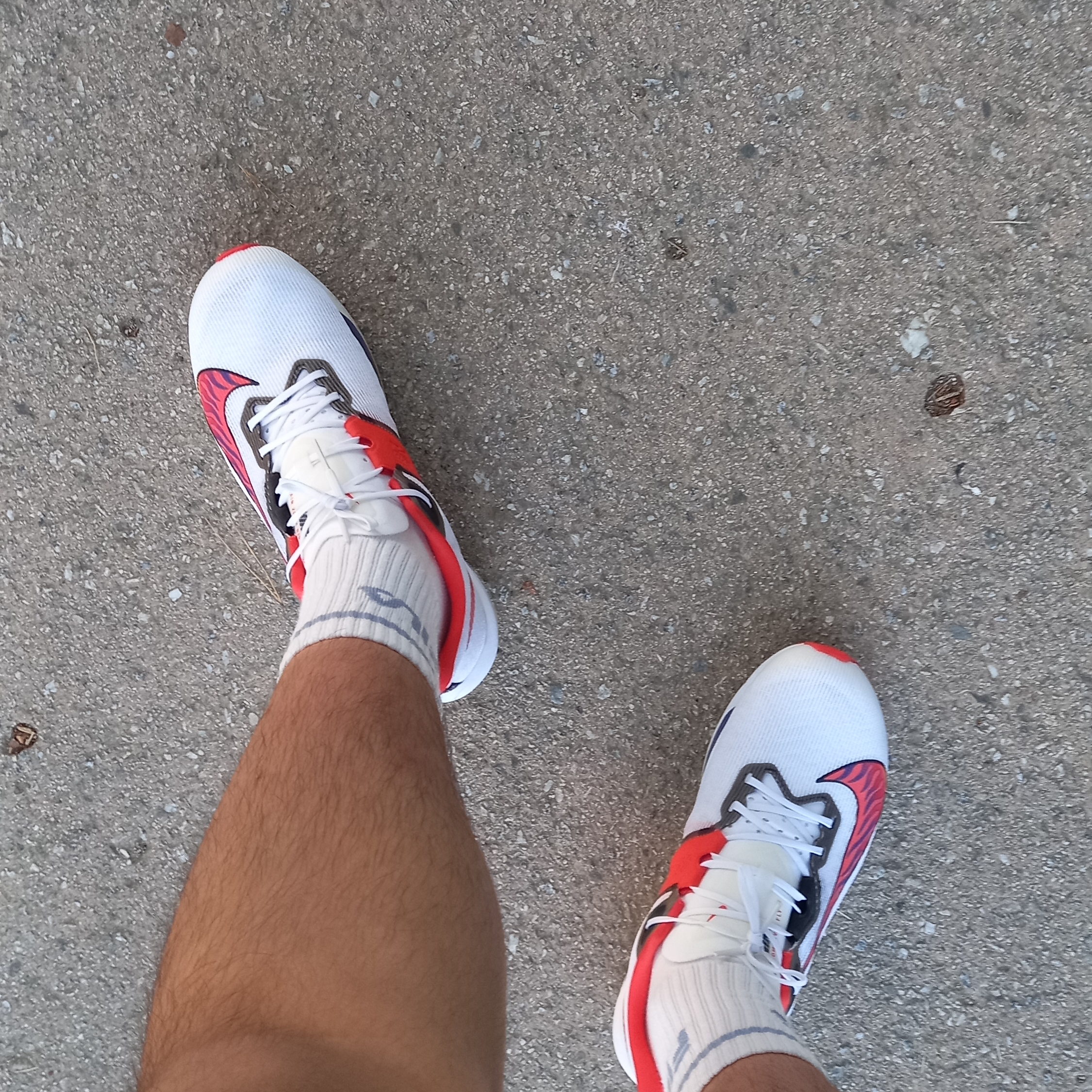 Nike Air Zoom Rival Fly 4 White Habanero Red 착용 스타일