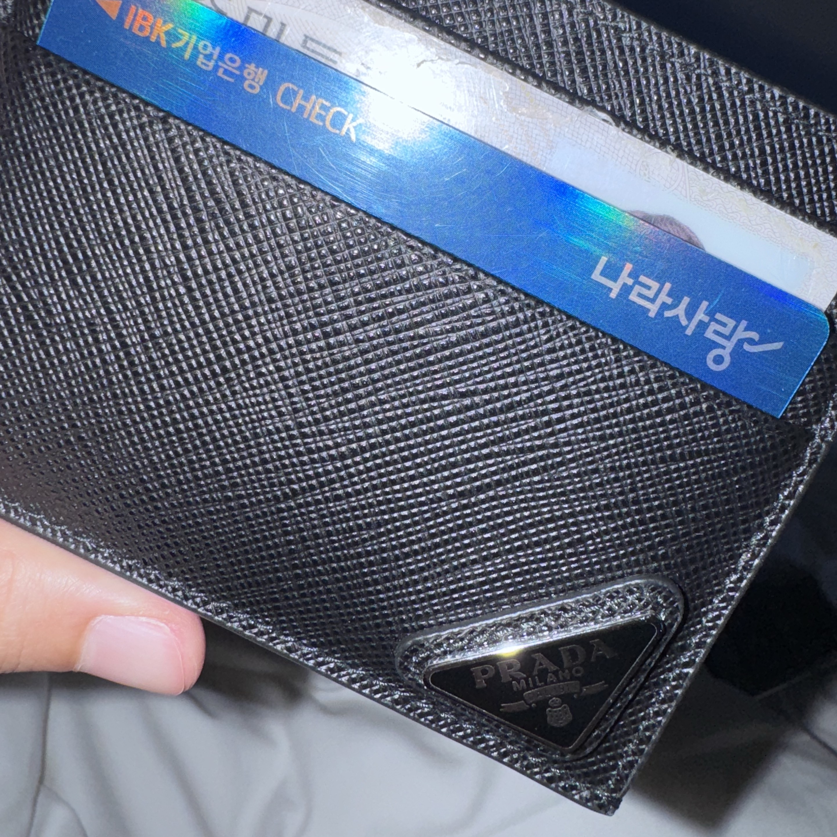 Prada Saffiano Leather Card Holder Black 착용 스타일 - 1