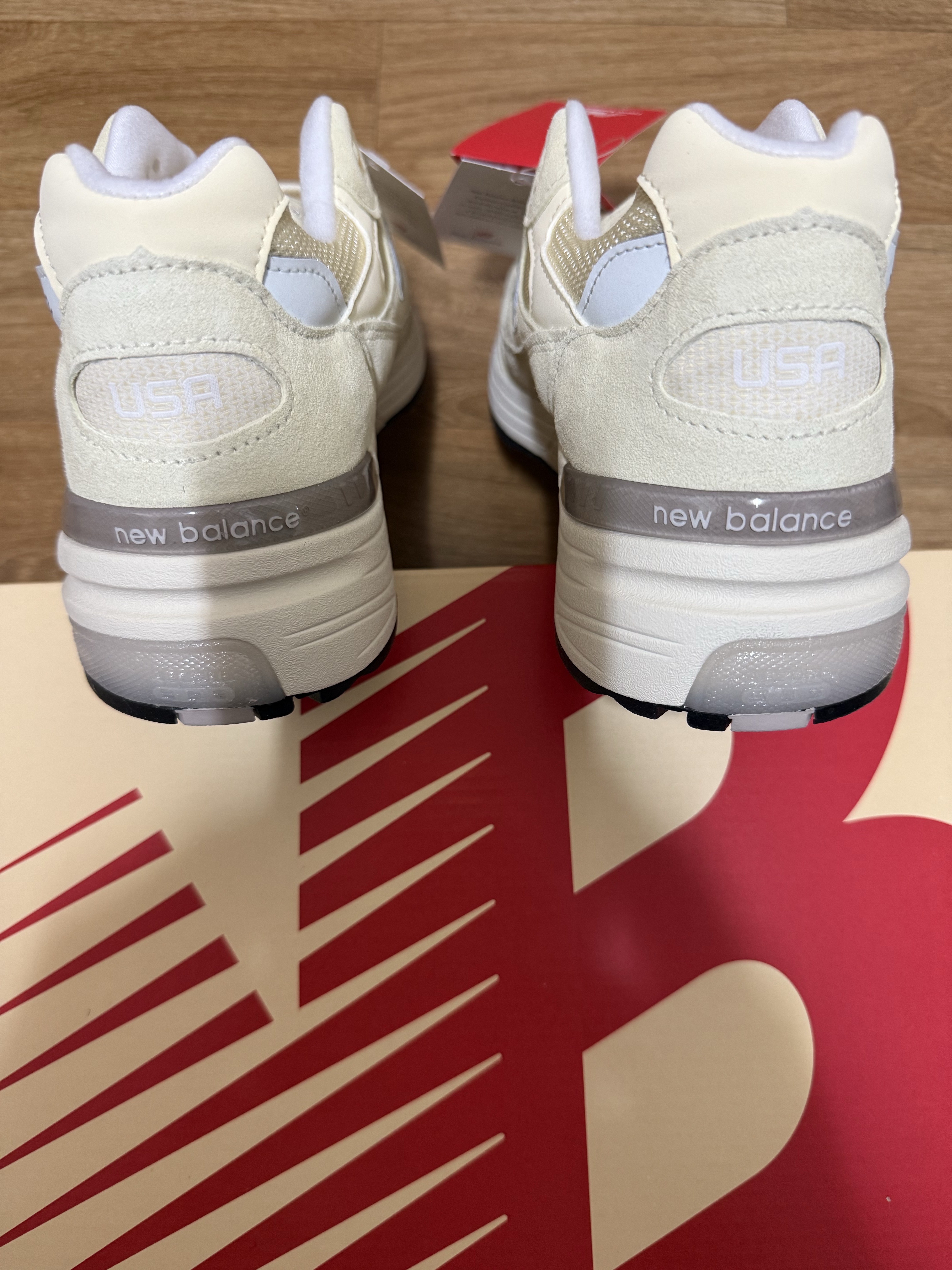 New Balance 992 Made in USA Calcium Raw Cashew 착용 스타일 - 5