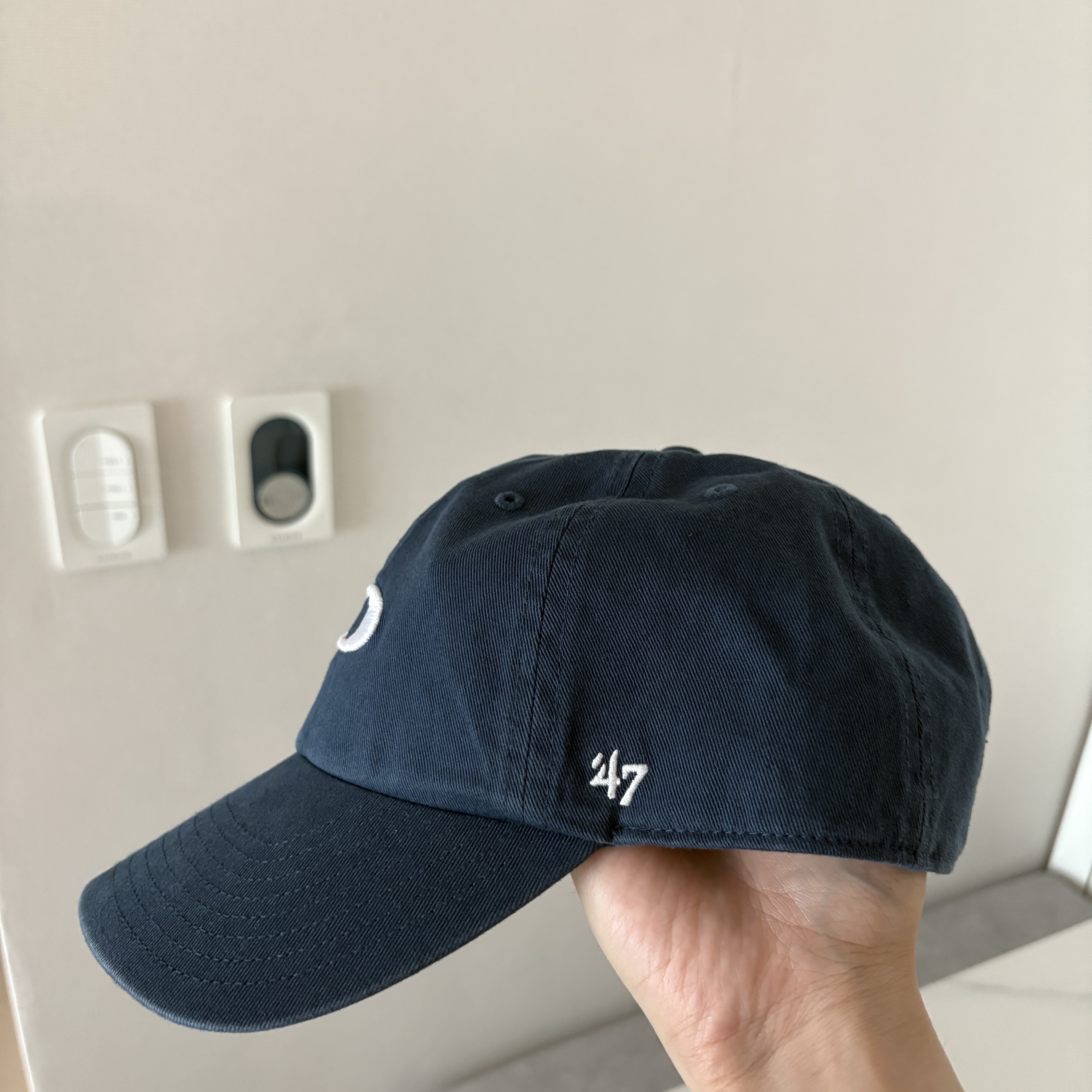 Oakley Remix Dad Hat Abyss White 착용 스타일