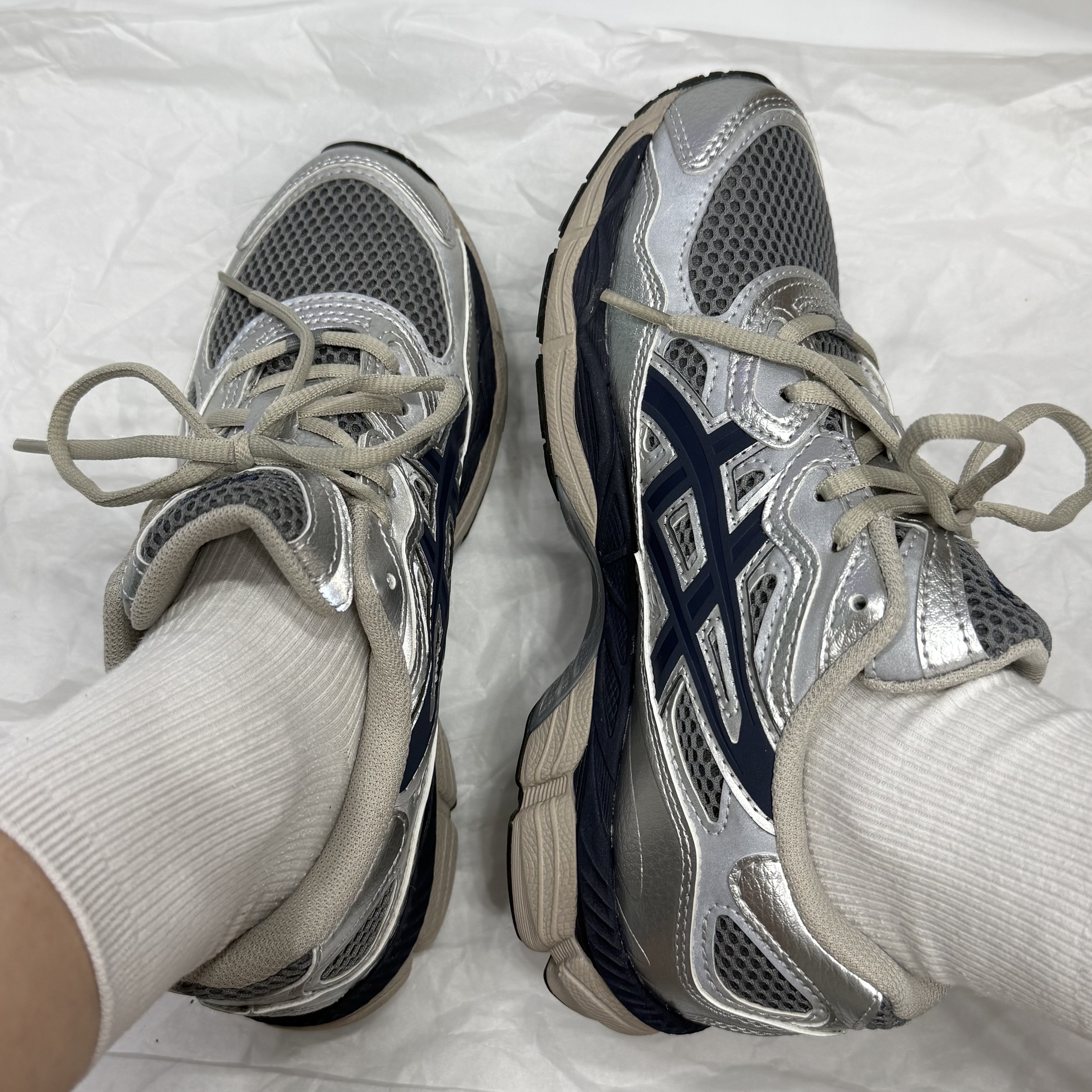 Asics x Billy's Gel-NYC Pure Silver Midnight 착용 스타일 - 2