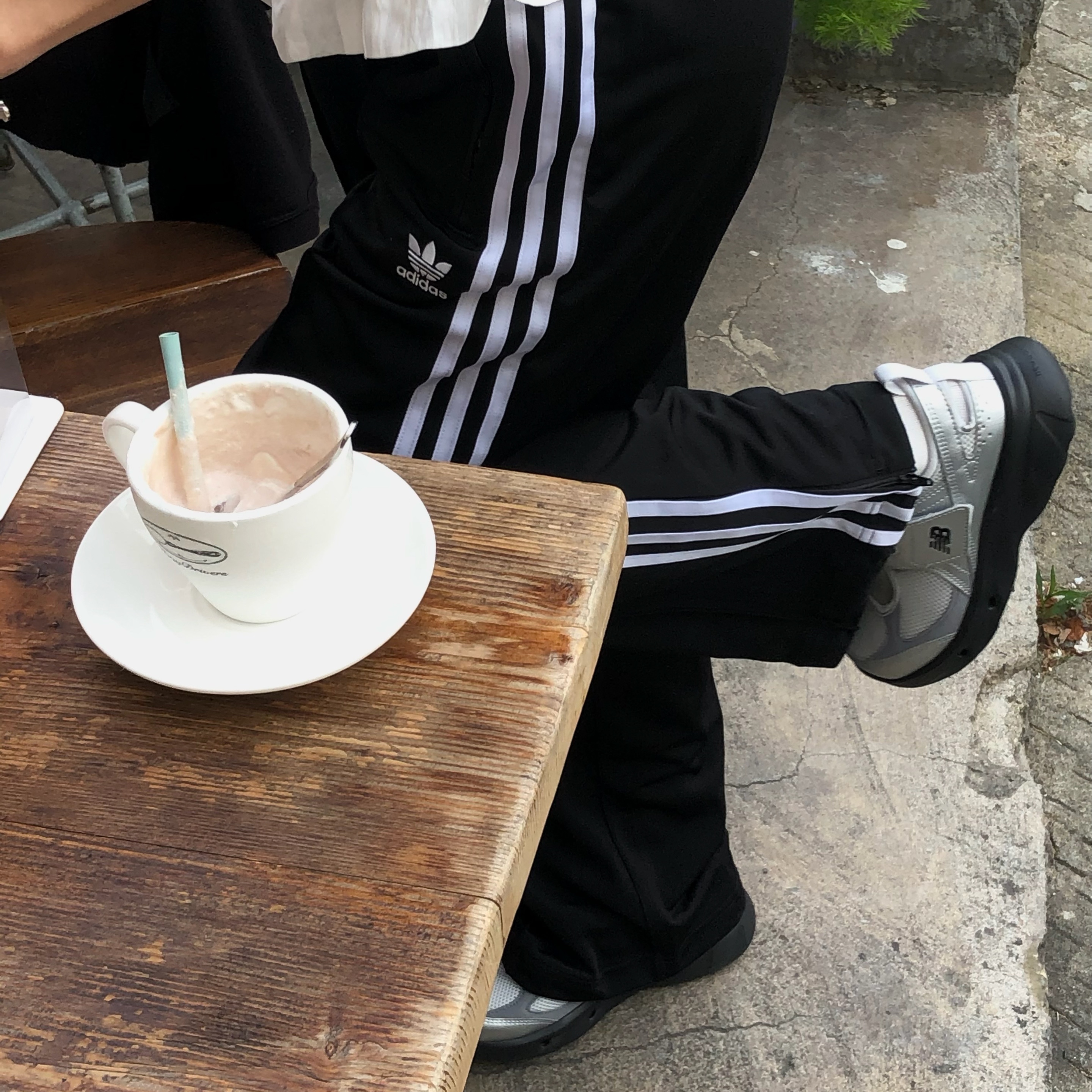 (W) New Balance Breeze SD2202 Metalic Silver, (W) Adidas Originals Firebird Loose Track Pants Black - KR Sizing 착용 스타일