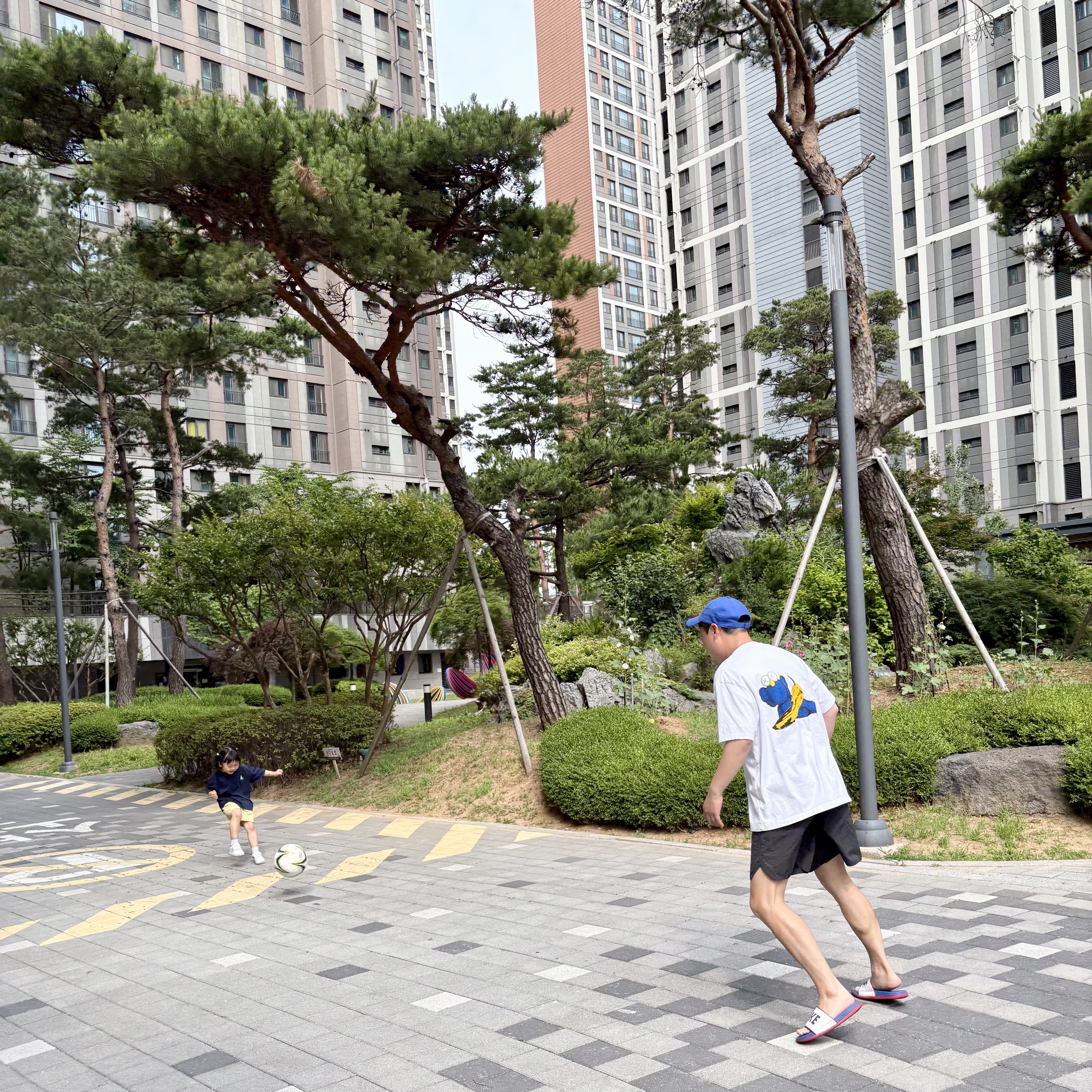 Nike Club Unstructured Futura Washed Cap Game Royal, Uniqlo UT x Kaws x Warhol S/S Graphic T-Shirt A White 착용 스타일 - 1