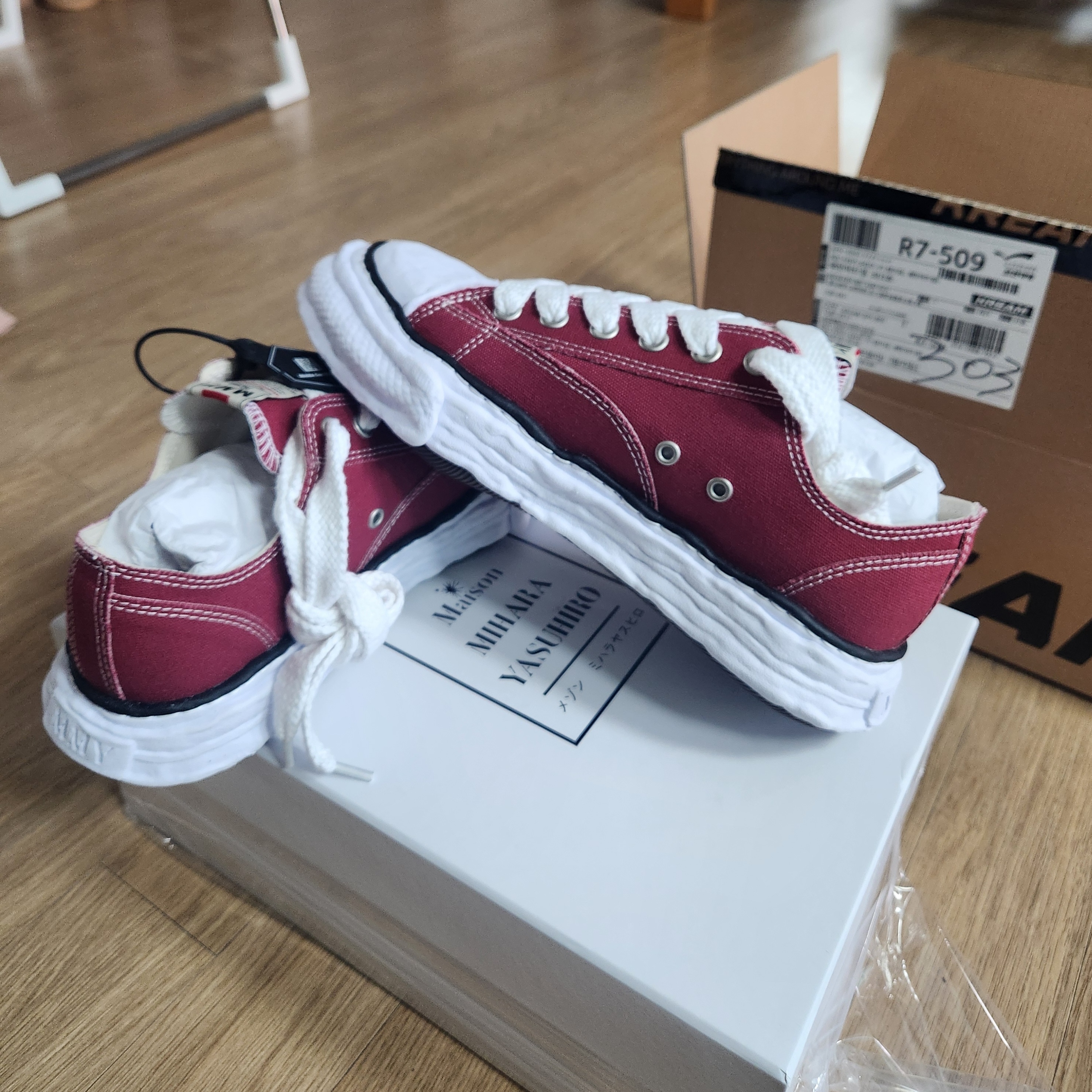 Maison Mihara Yasuhiro Peterson23 OG Sole Canvas Low-top Sneakers Bordeaux 착용 스타일
