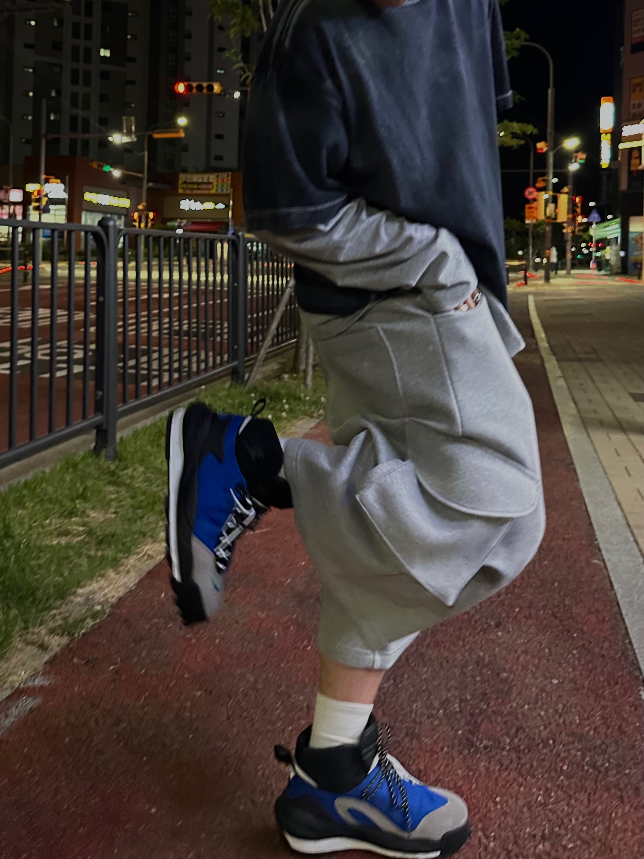 MJD x AAO Wide Cargo Bermuda Pants Grey, Nike x Sacai Magmascape SP Varsity Royal 착용 스타일 - 2