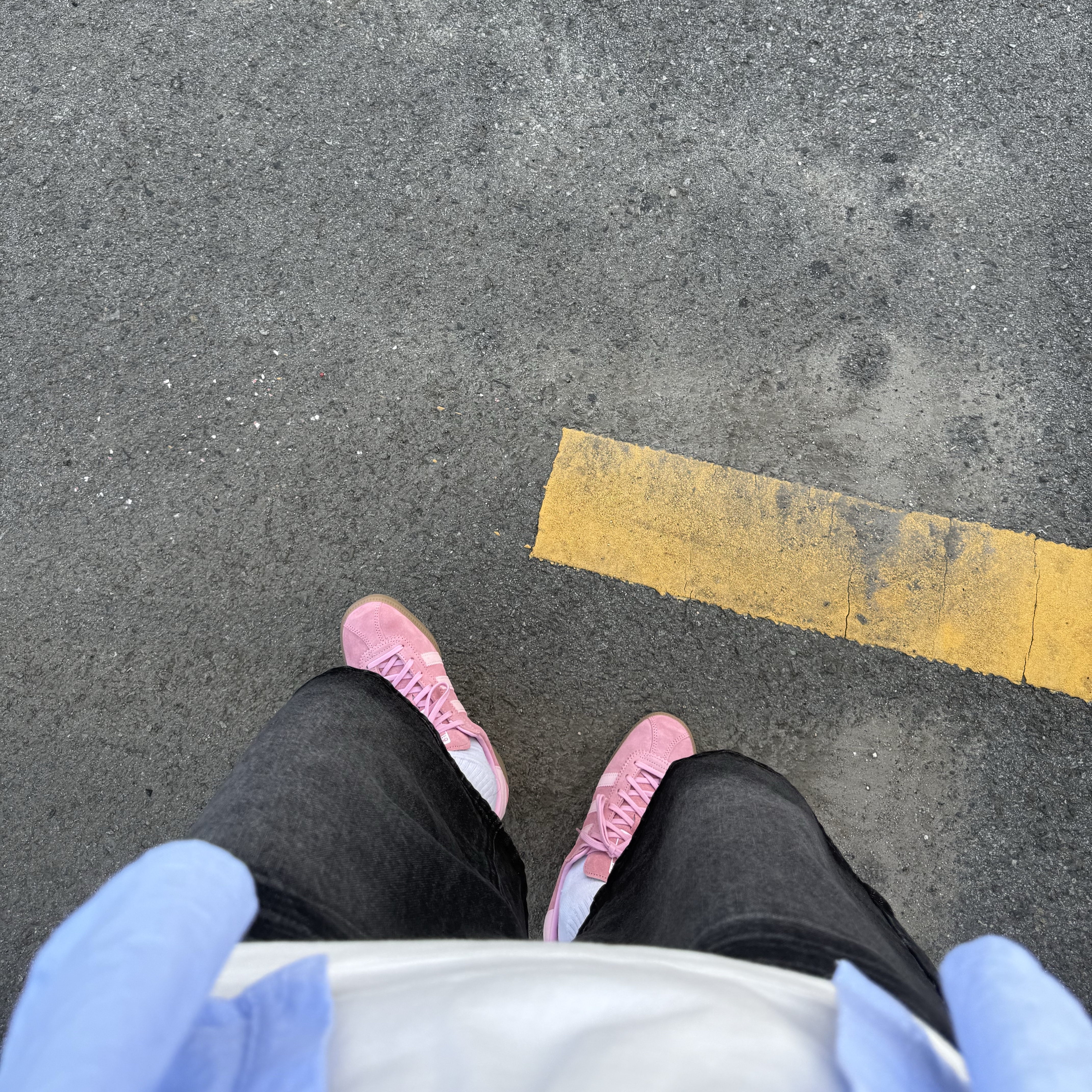Adidas Bermuda Glow Pink 착용 스타일