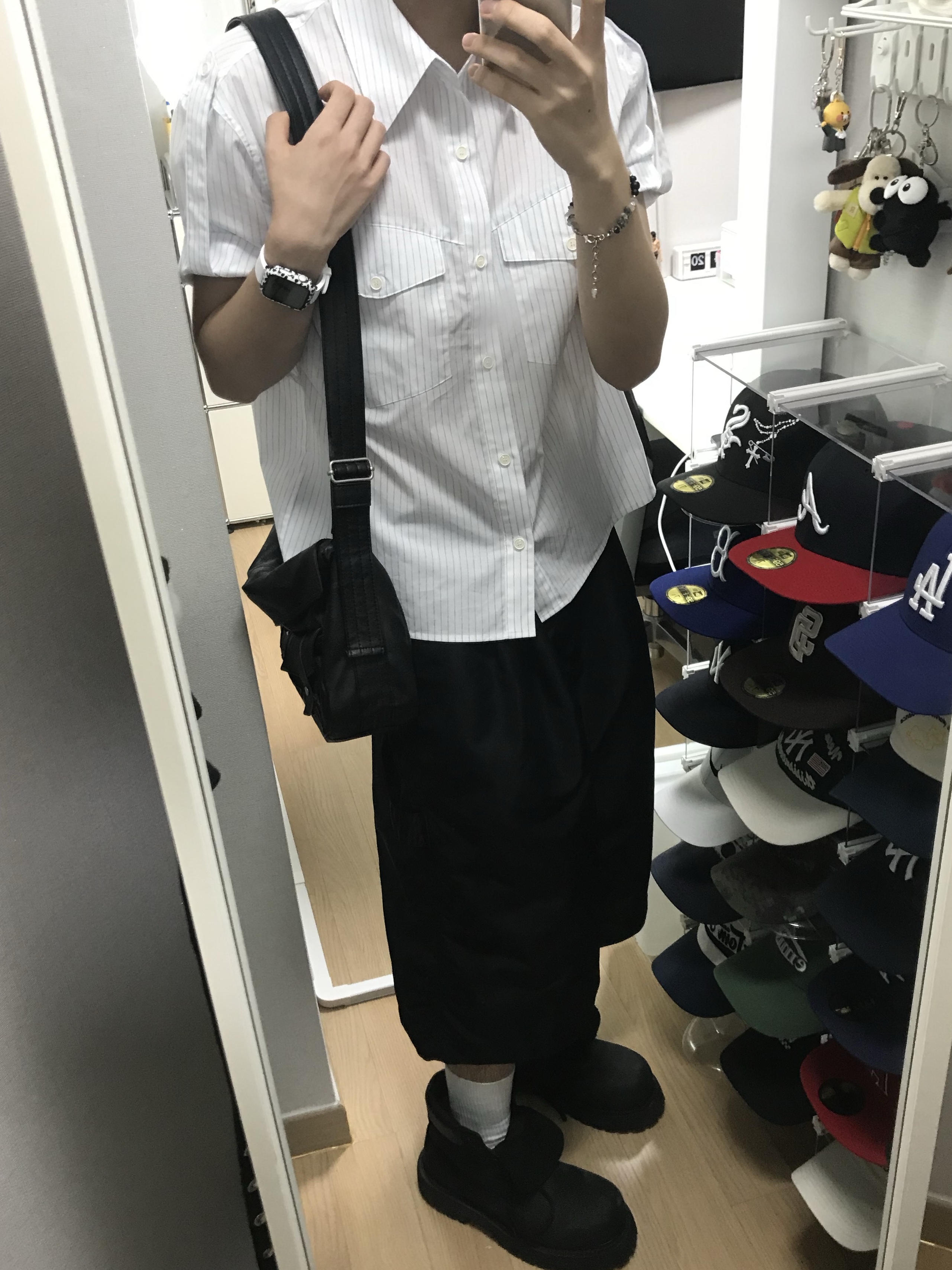 MJD x Koin Seoul Two Tuck Re-Nylon Wide Carpenter Bermuda Pants Black, LOSTGARDEN Route Black 착용 스타일 - 1