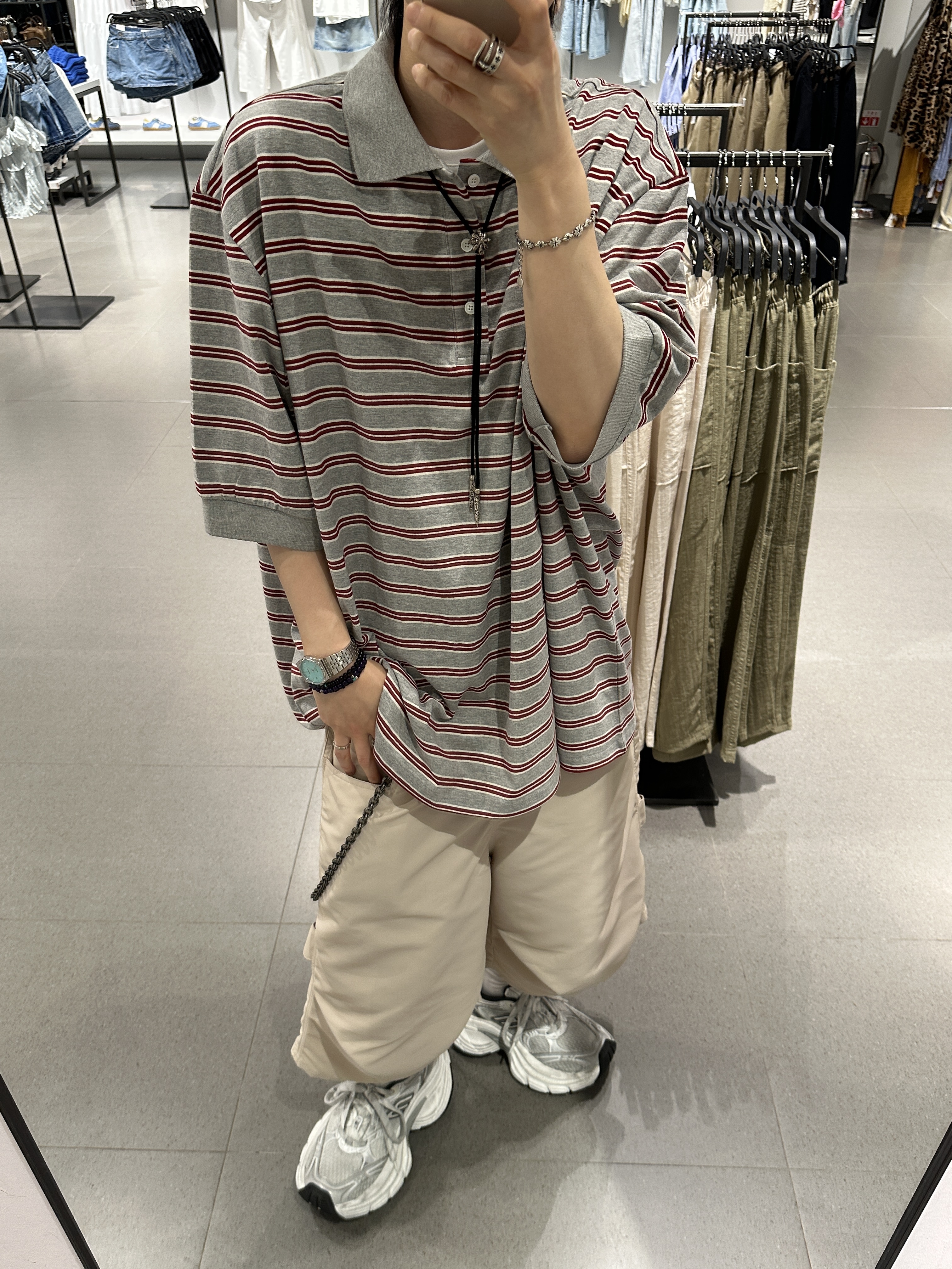 [KREAM 단독] MJD Oversized Stripe Polo Melange Grey, Kamien Titan Bermuda Pants Light Beige 착용 스타일 - 4