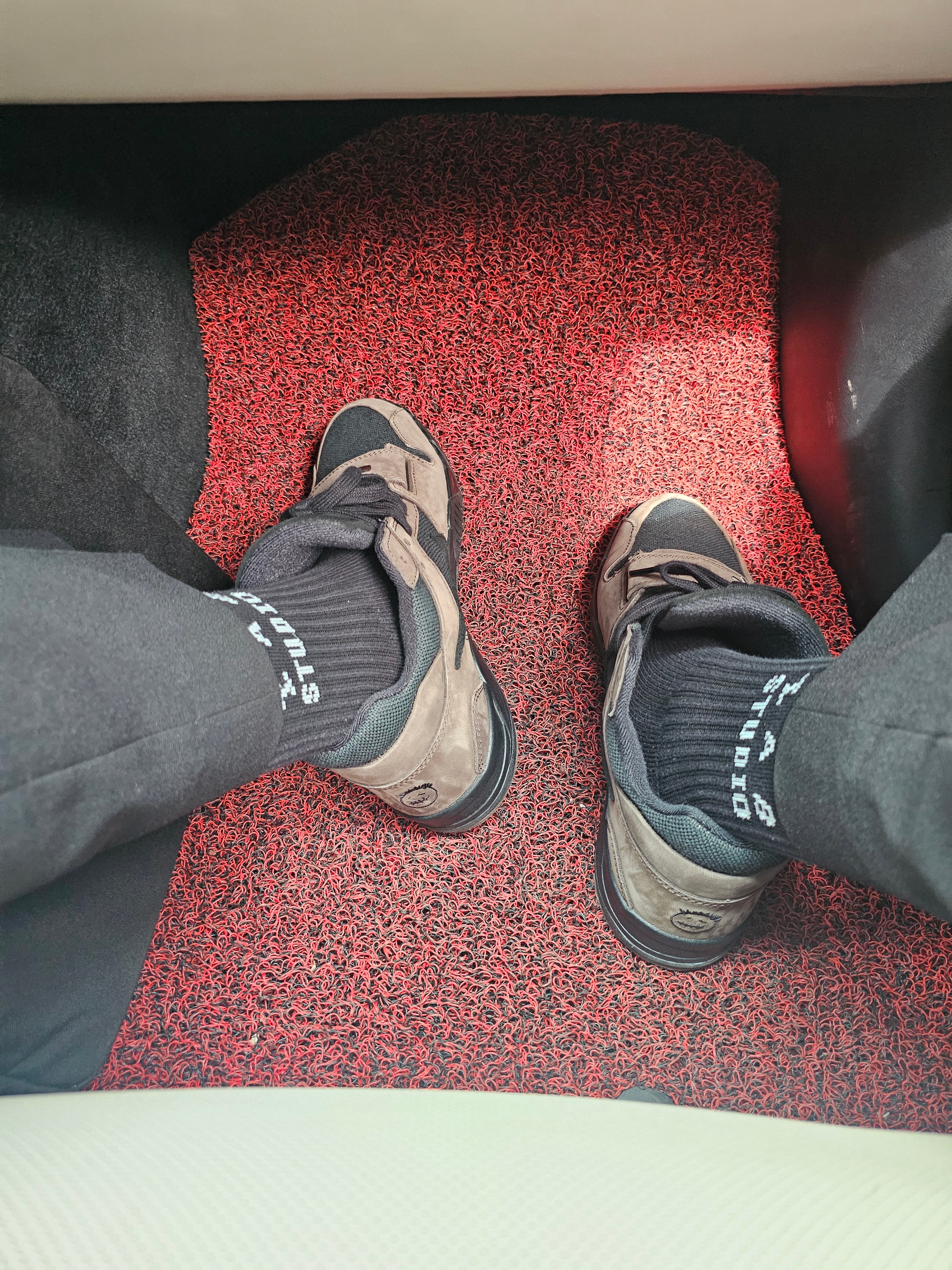 Jordan x Travis Scott Jumpman Jack TR Black and Dark Mocha, IAB Studio Socks White Black (5 Pack) 착용 스타일
