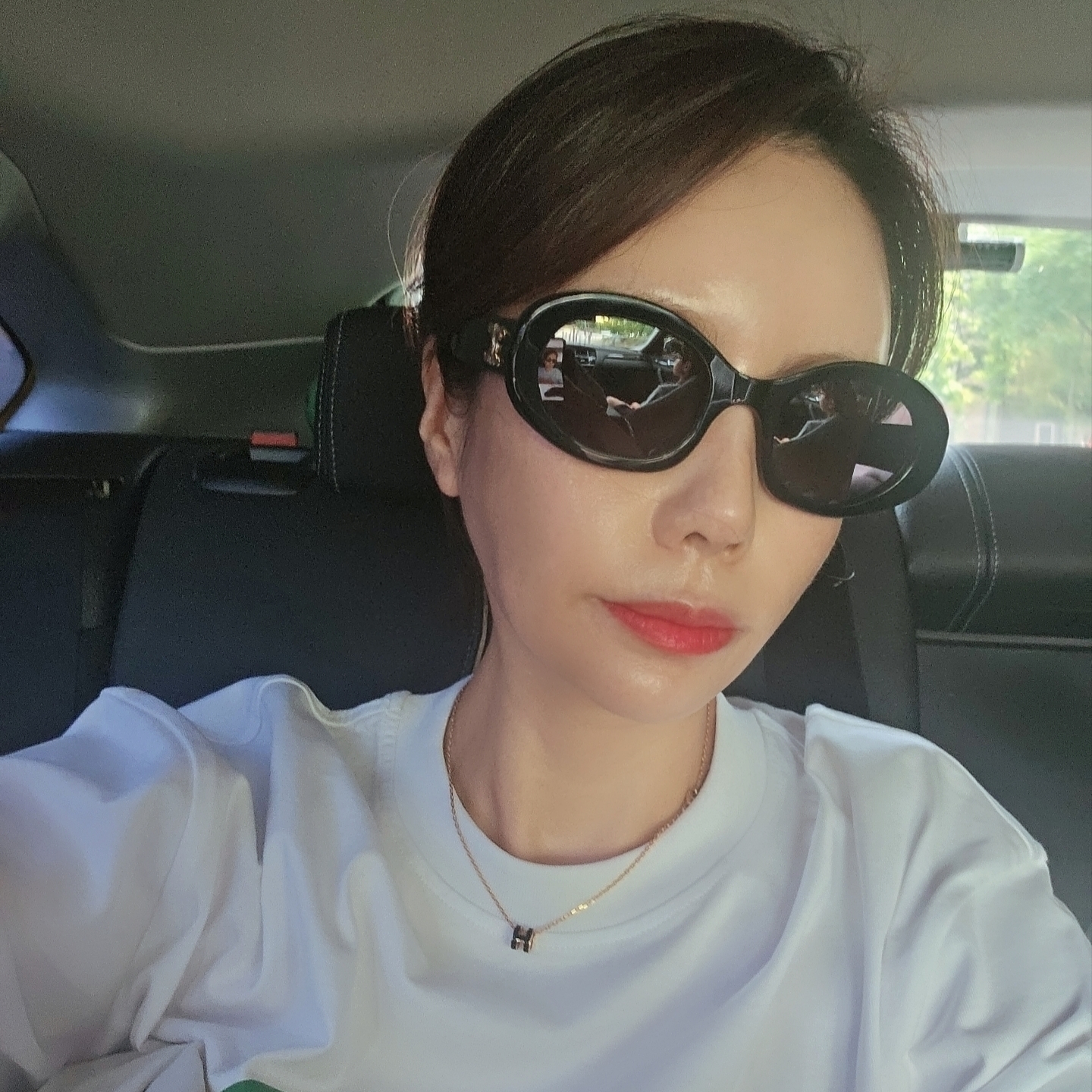 (W) Celine Triomphe 01 Sunglasses in Acetate Black, Palace Quality T-Shirt White - 24SS 착용 스타일 - 2