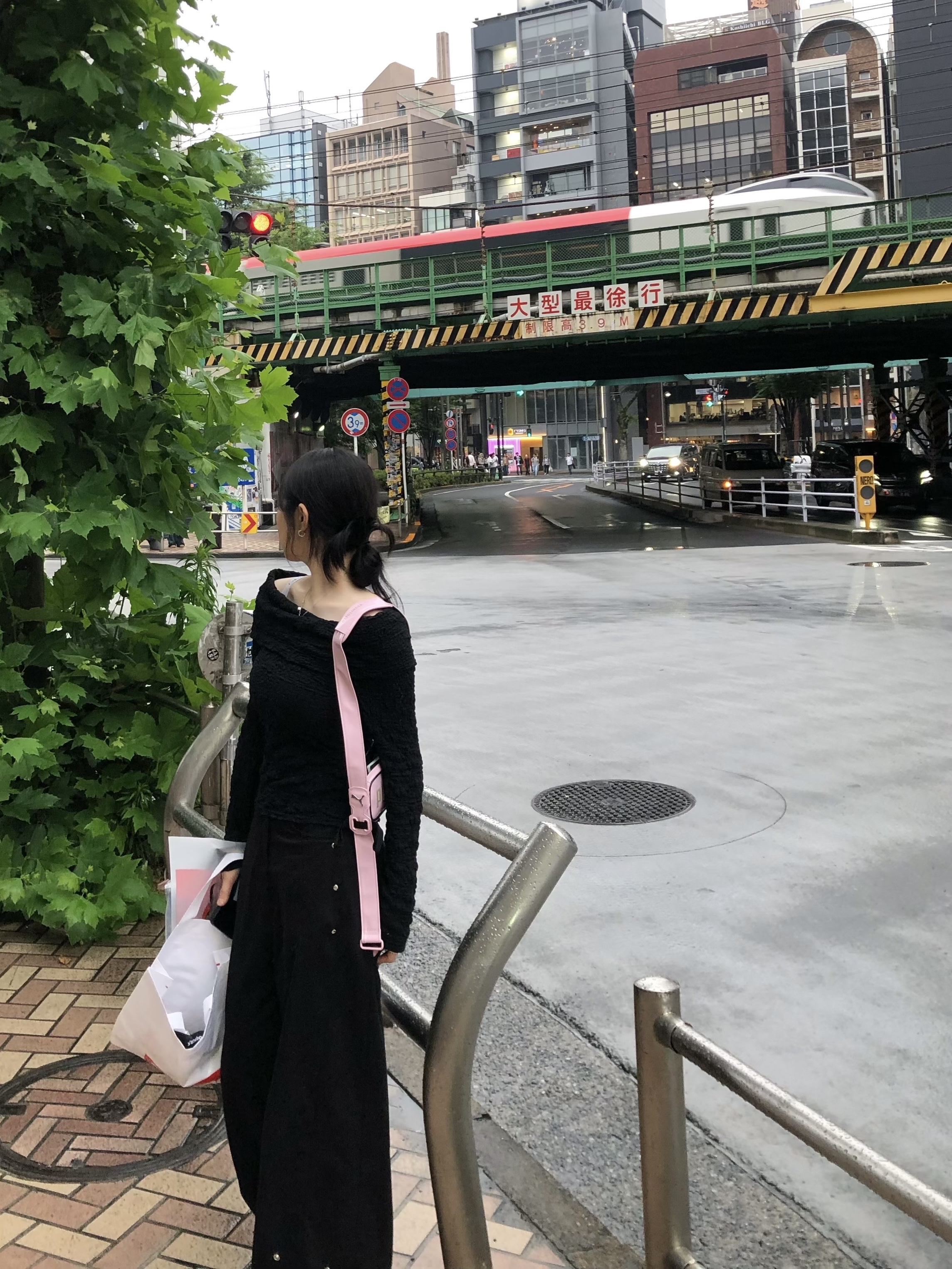 (W) Crocs Classic Platform Clog Black, Ottolinger x Puma Leather Bag Black 착용 스타일 - 2