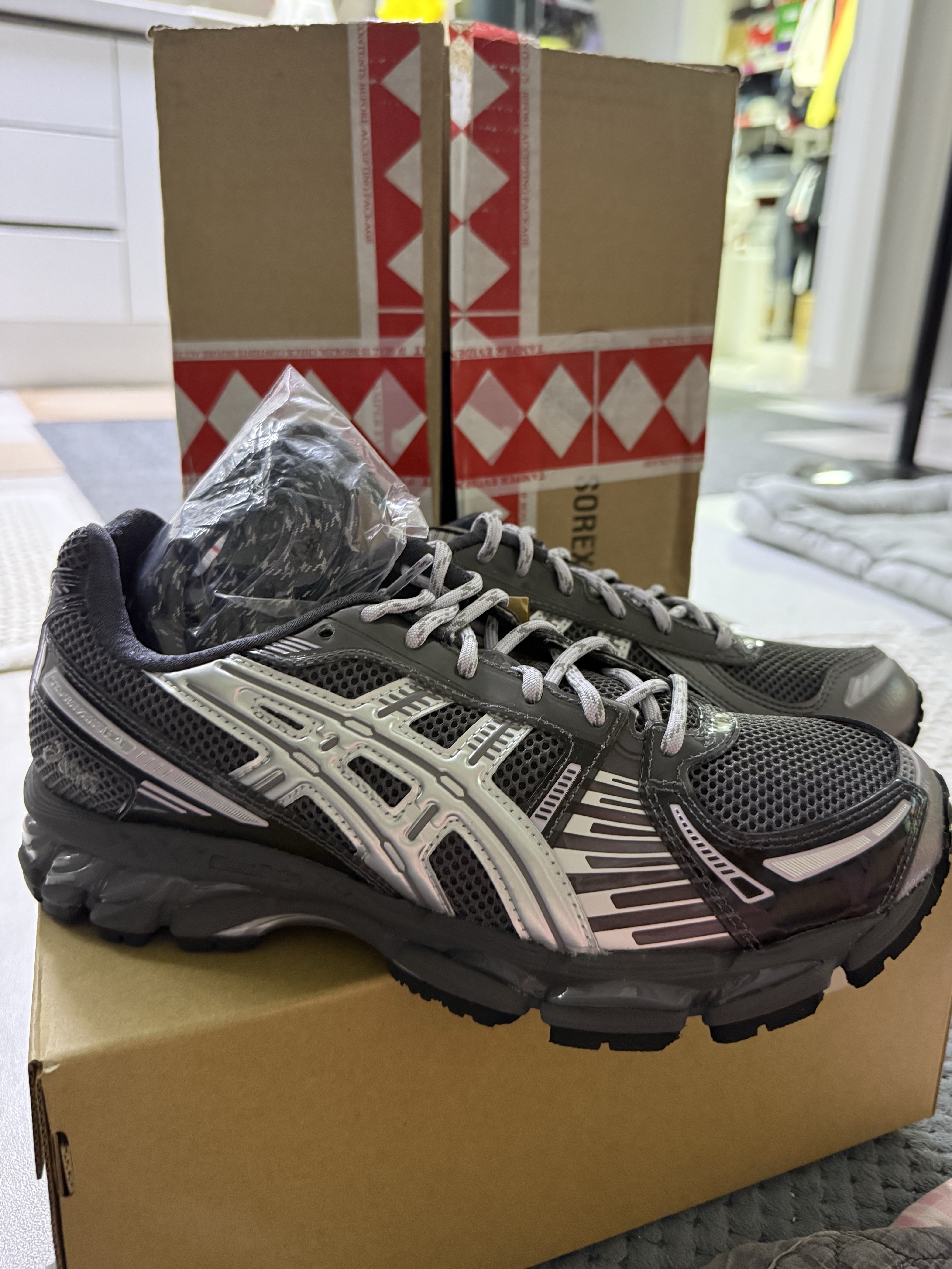 Asics x Kith Gel-Kayano 12.1 Tornado Pure Silver 착용 스타일 - 1