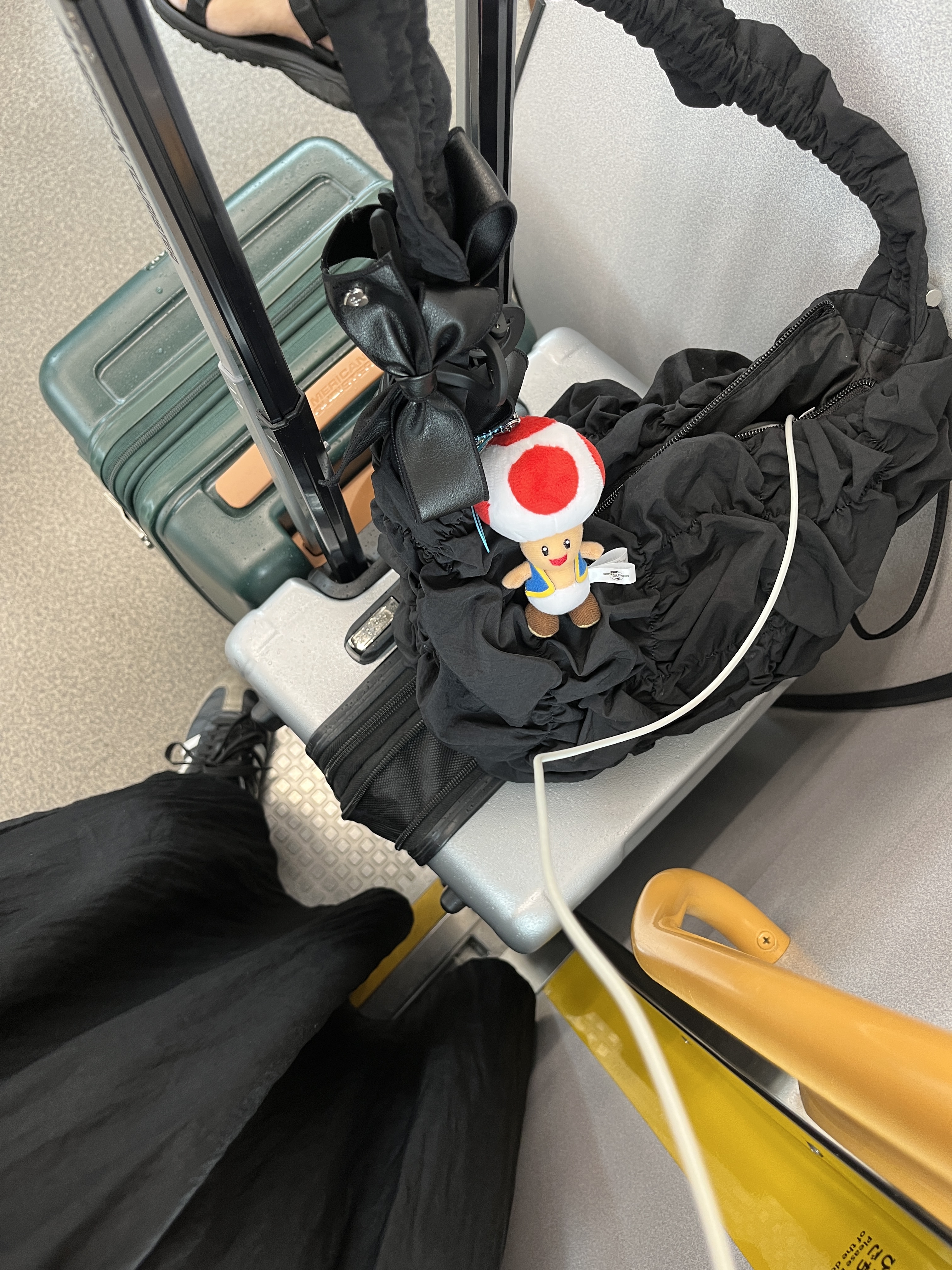 GU Gathered Shoulder Bag Black 착용 스타일 - 1