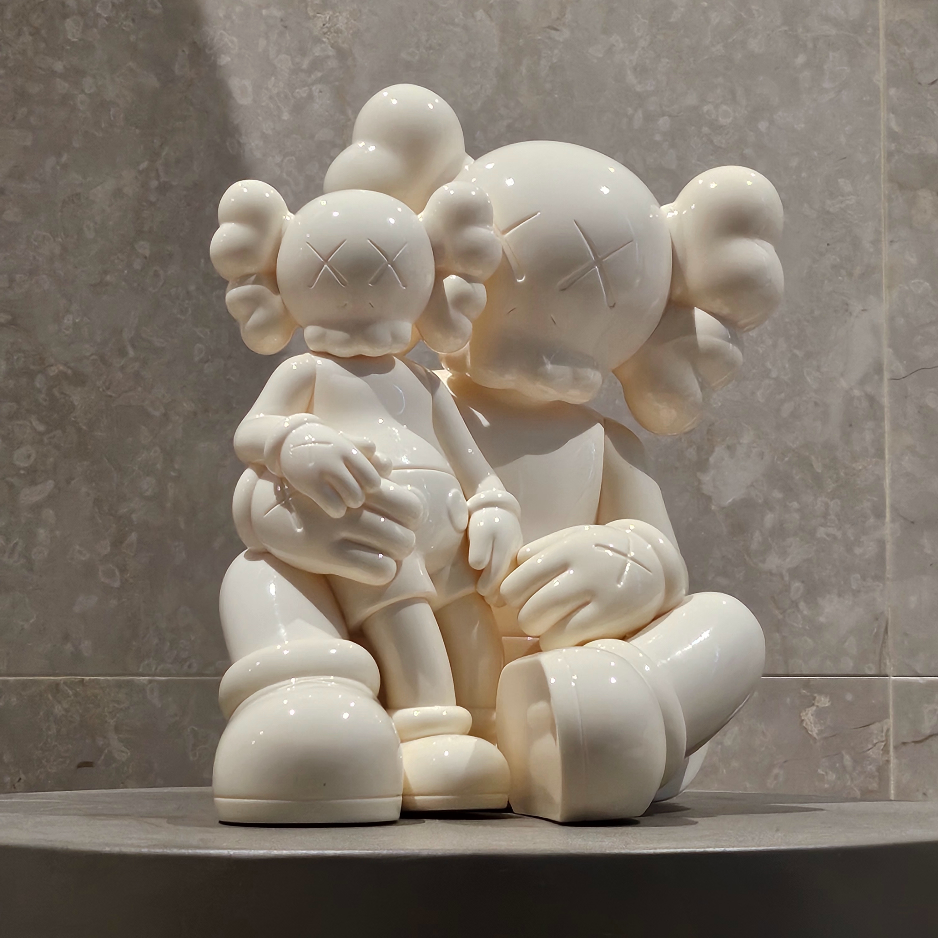 Kaws Holiday Changbai Mountain Vinyl Figure Snowy White 착용 스타일