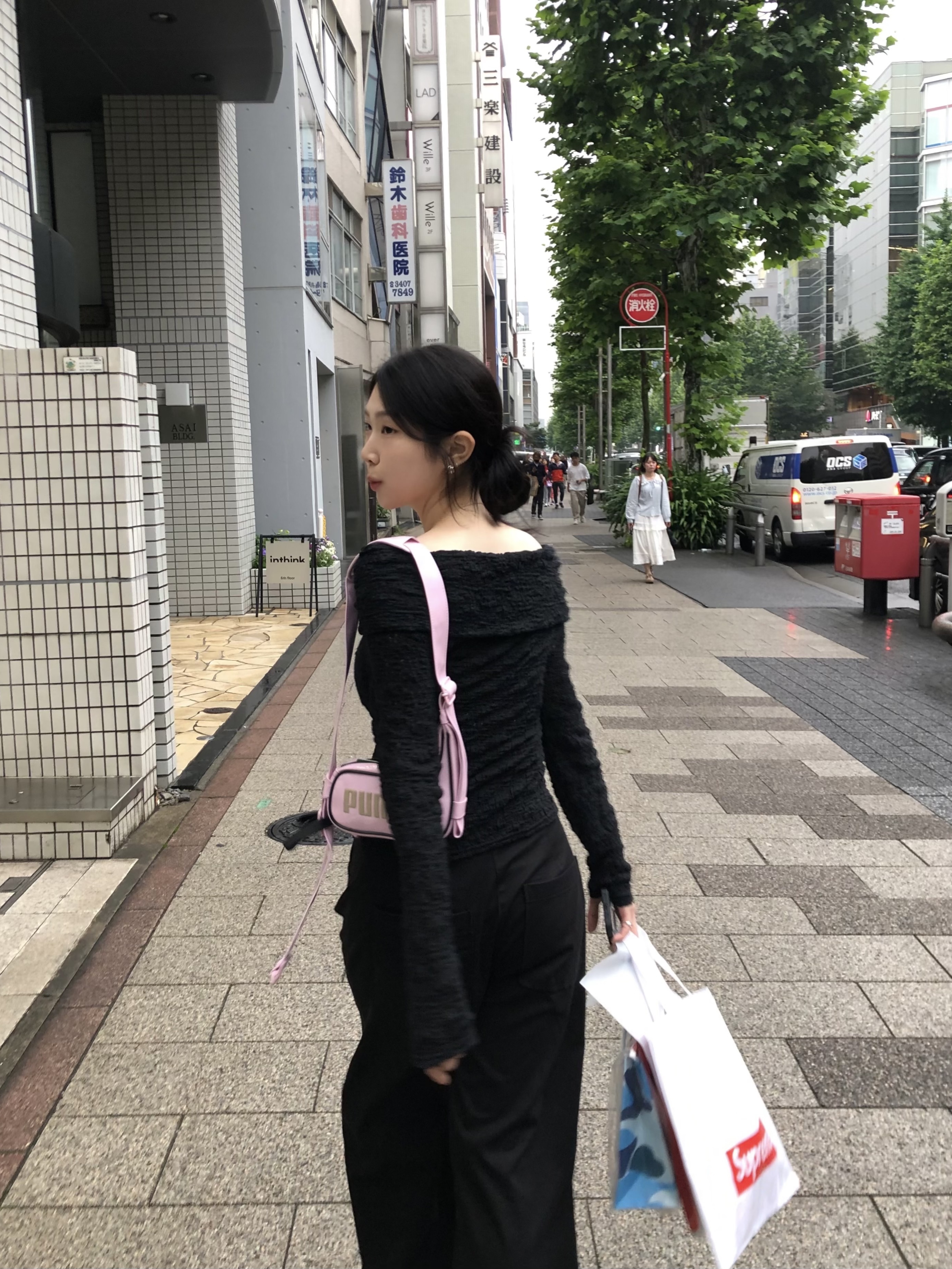 (W) Crocs Classic Platform Clog Black, Ottolinger x Puma Leather Bag Black 착용 스타일 - 3