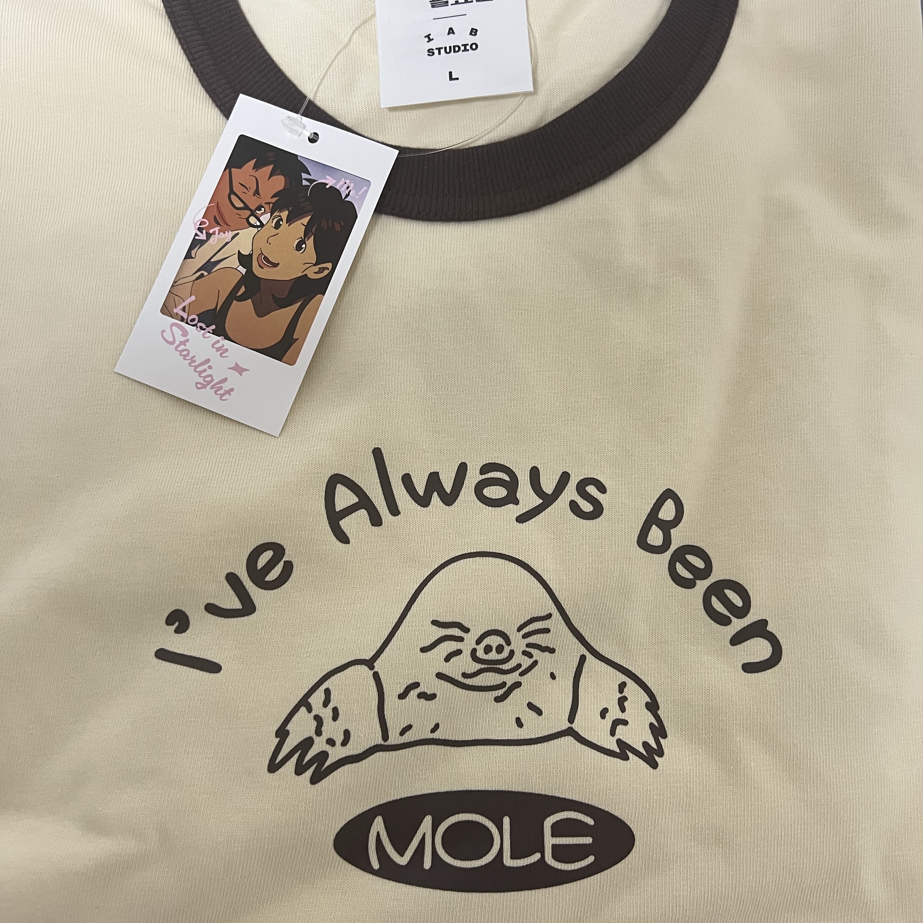 IAB Studio x Lost in Starlight Mole Ringer T-Shirt Ivory Brown 착용 스타일 - 1