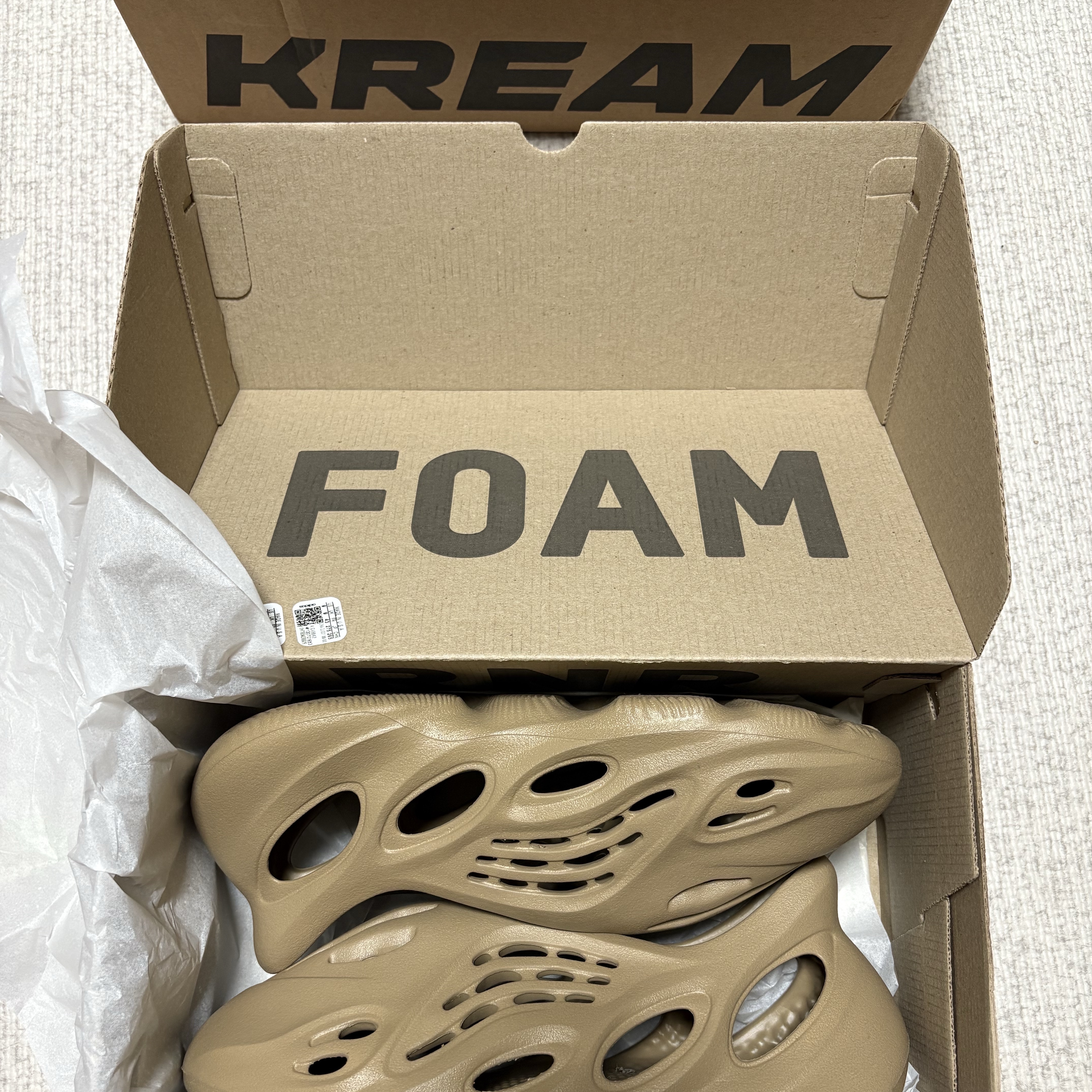 Adidas Yeezy Foam RNNR Clay Taupe 착용 스타일