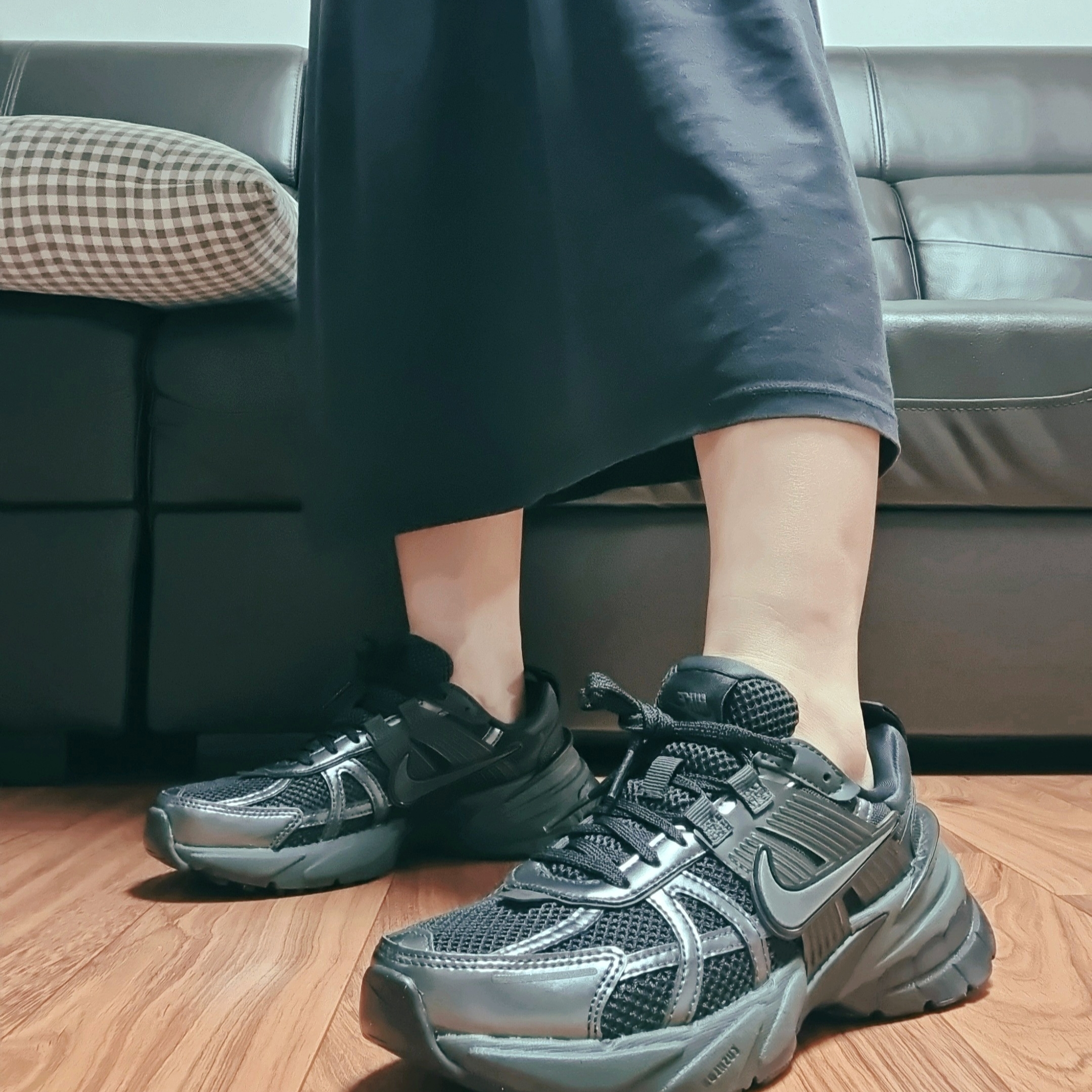Nike V2K Run Black Anthracite 착용 스타일