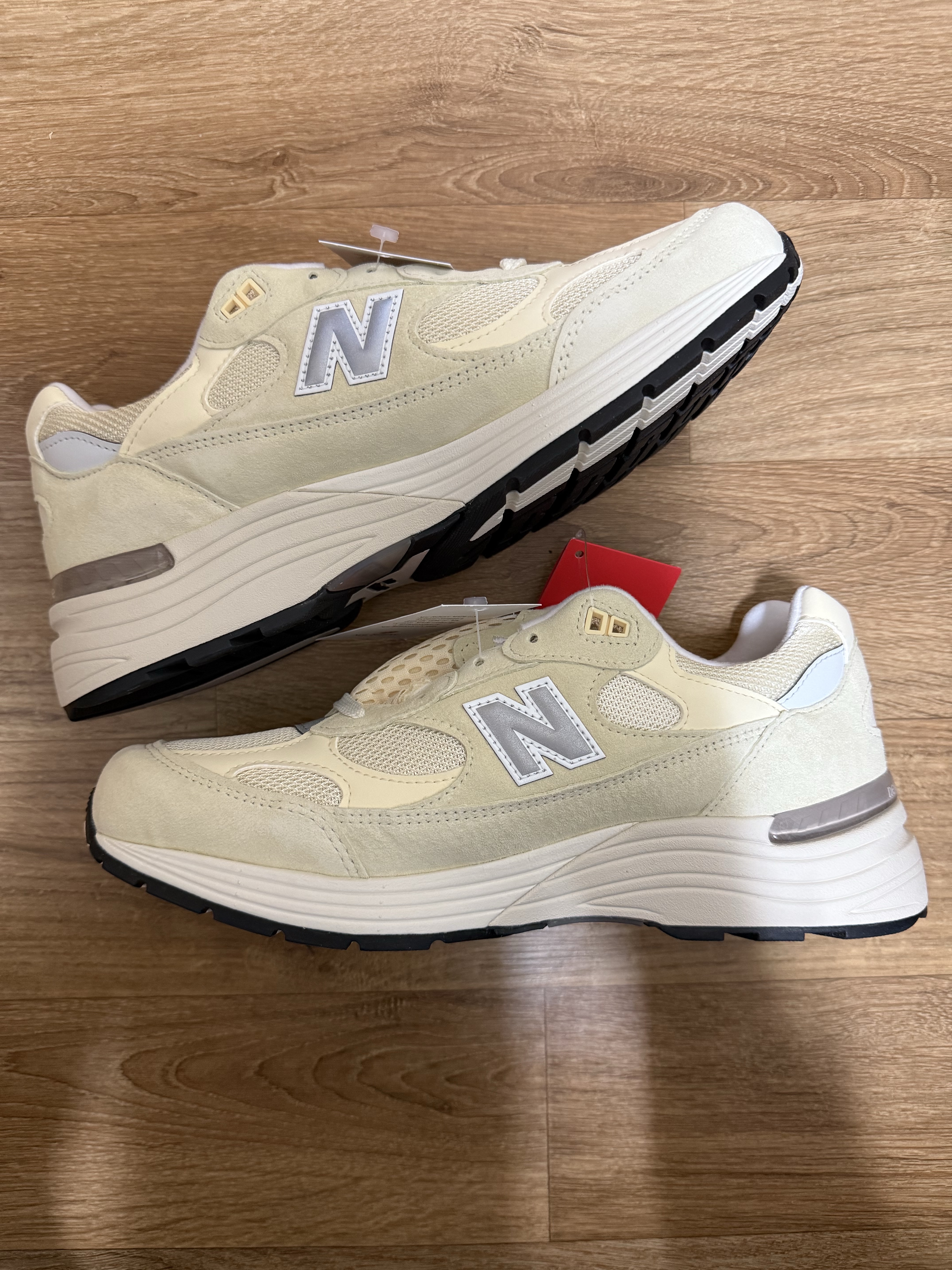 New Balance 992 Made in USA Calcium Raw Cashew 착용 스타일 - 2