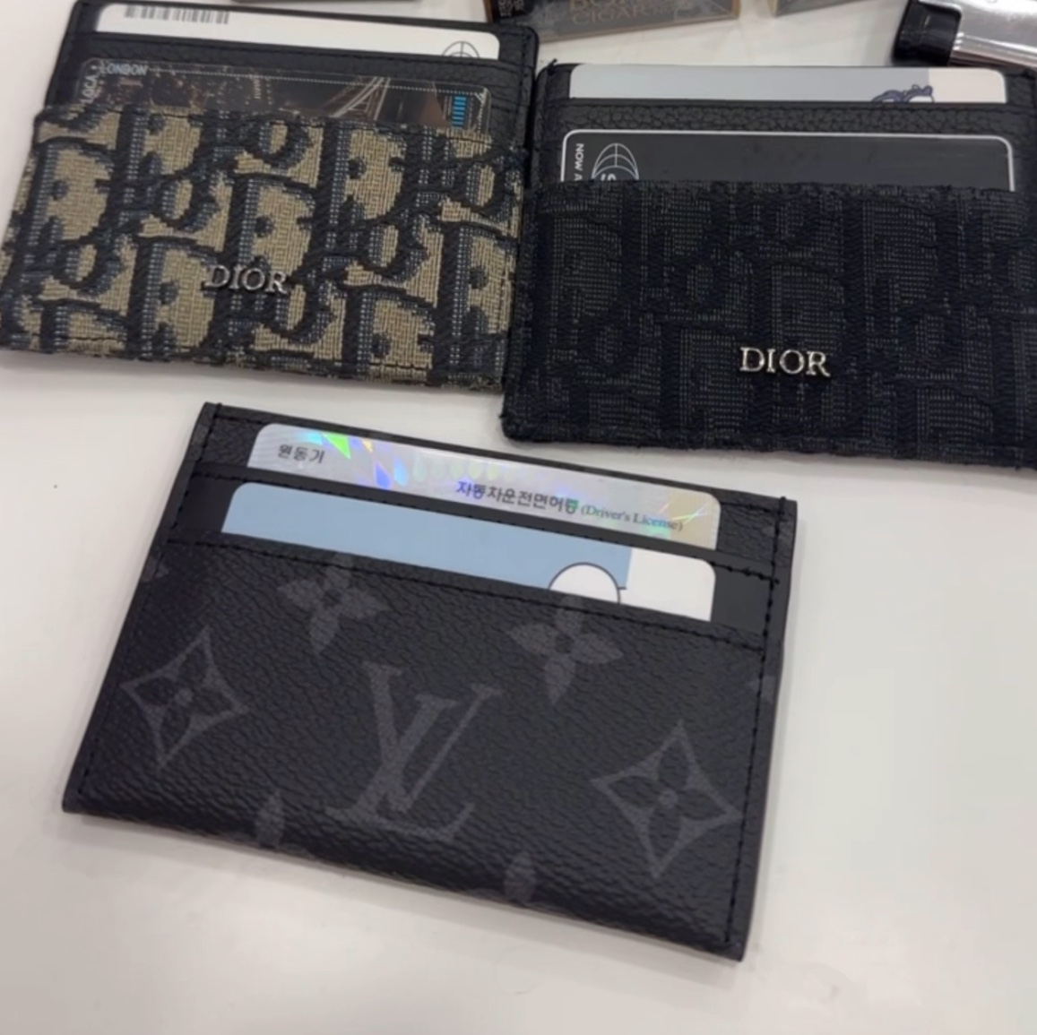 Louis Vuitton Double Card Holder Monogram Eclipse, Dior Card Holder Beige & Black Dior Oblique Jacquard 착용 스타일