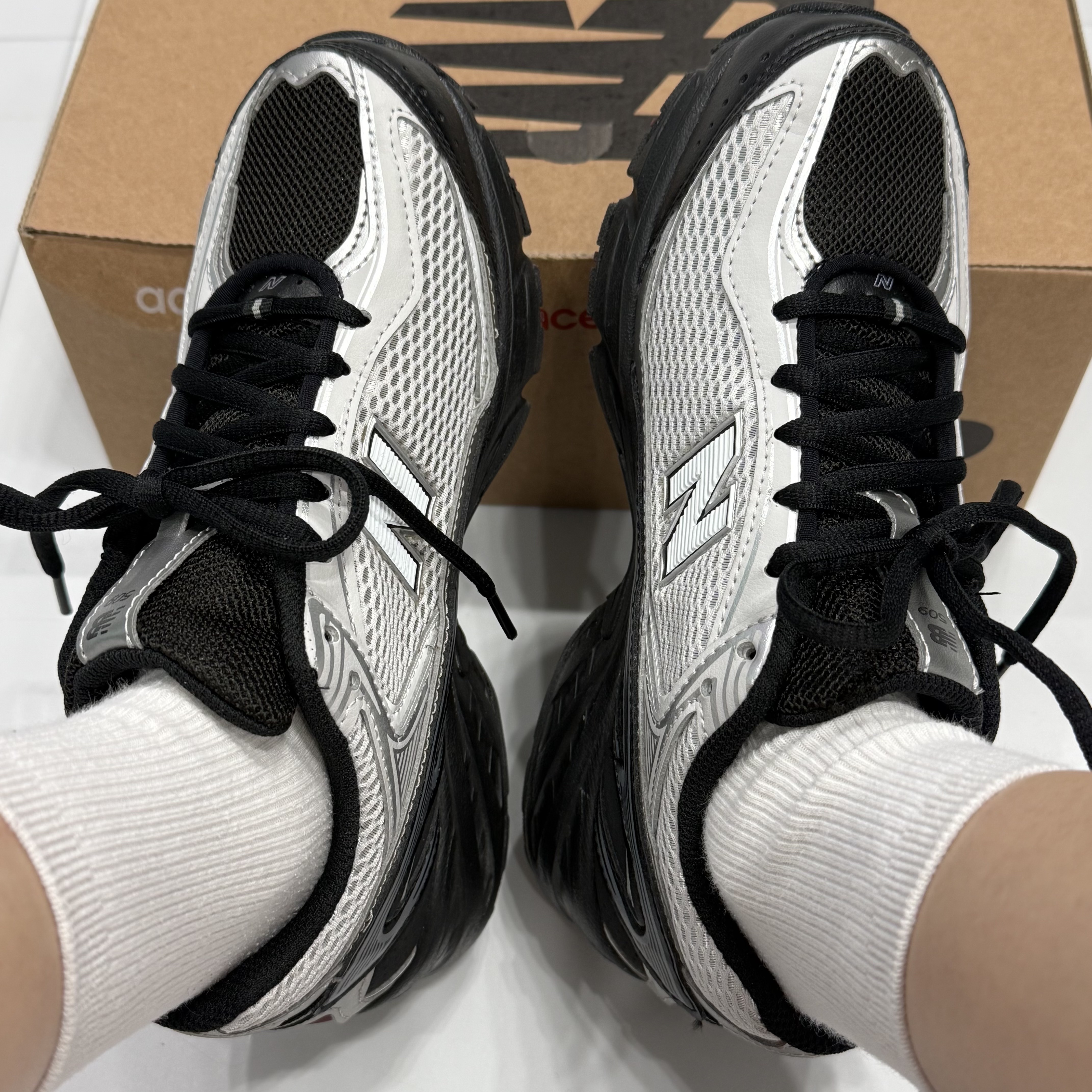 New Balance 509 Black Gray 착용 스타일 - 2