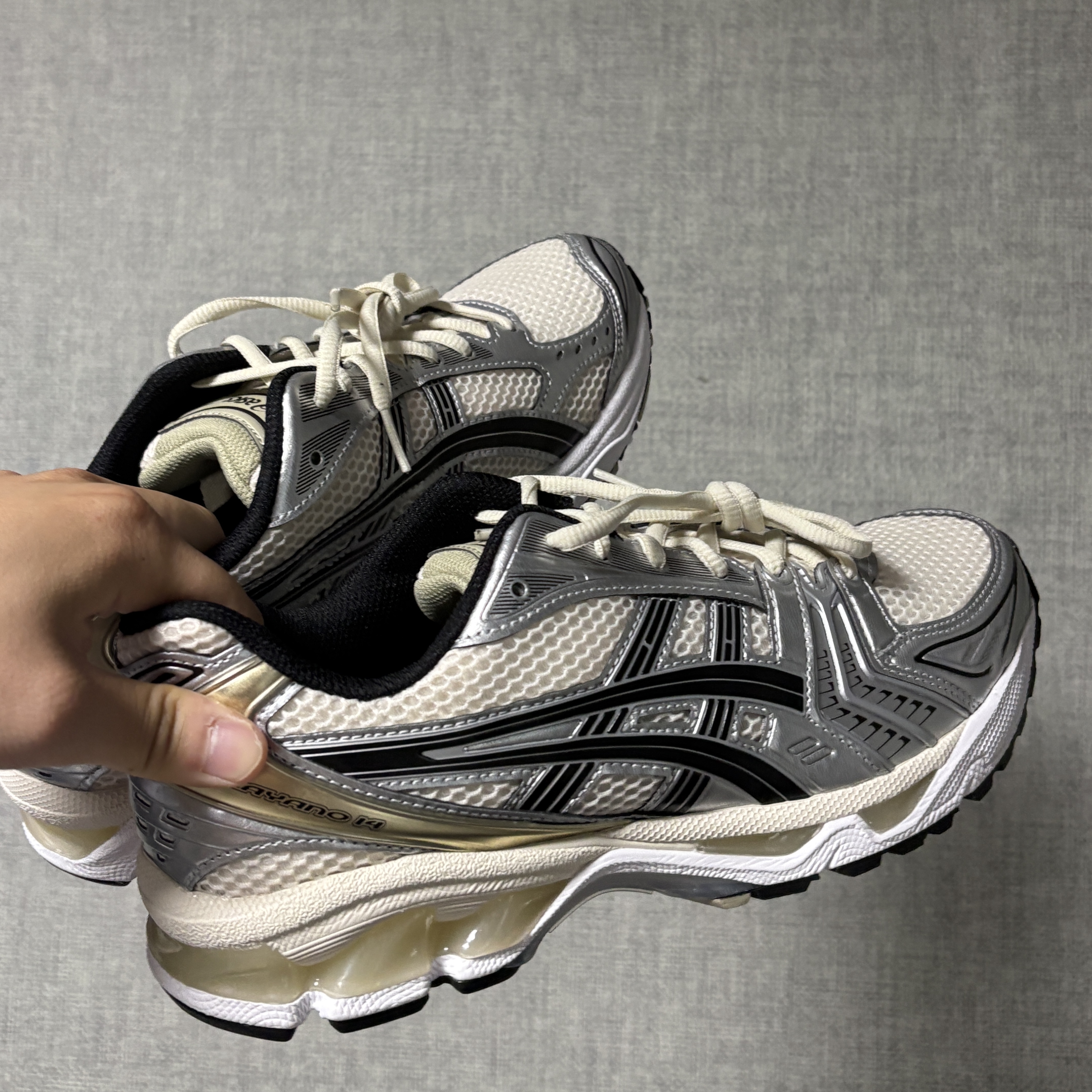 Asics Gel-Kayano 14 Birch Pure Silver 착용 스타일 - 3