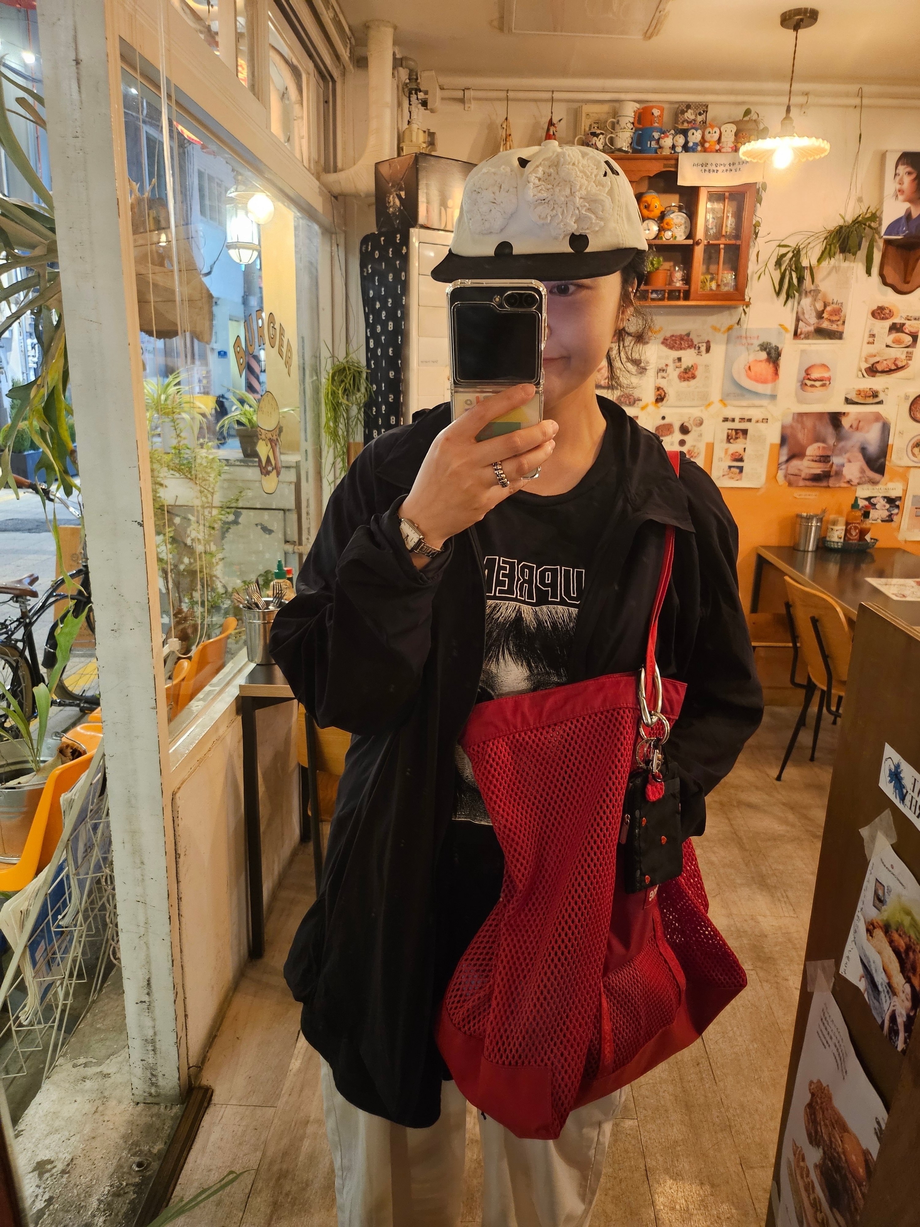 Supreme Mesh Tote Bag Red - 25SS, Supreme x Margaret Keane Teardrop T-Shirt Black - 24SS 착용 스타일 - 2