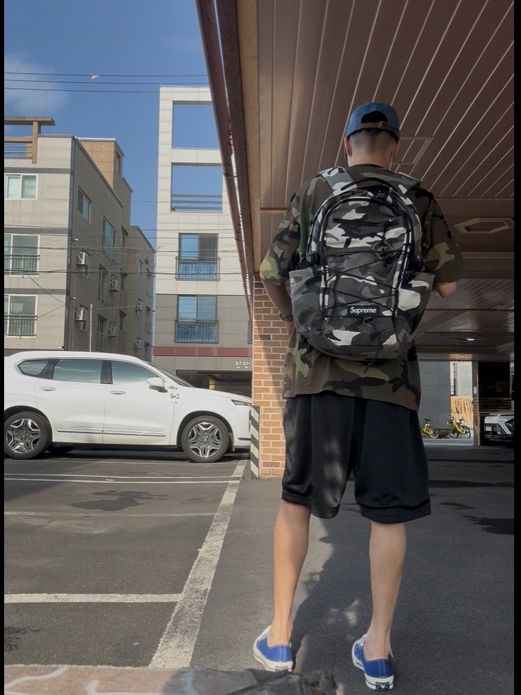 Supreme Washed Chino Twill Camp Cap Denim - 23FW, Supreme Small Box T-Shirt Woodland Camo - 25SS 착용 스타일 - 2