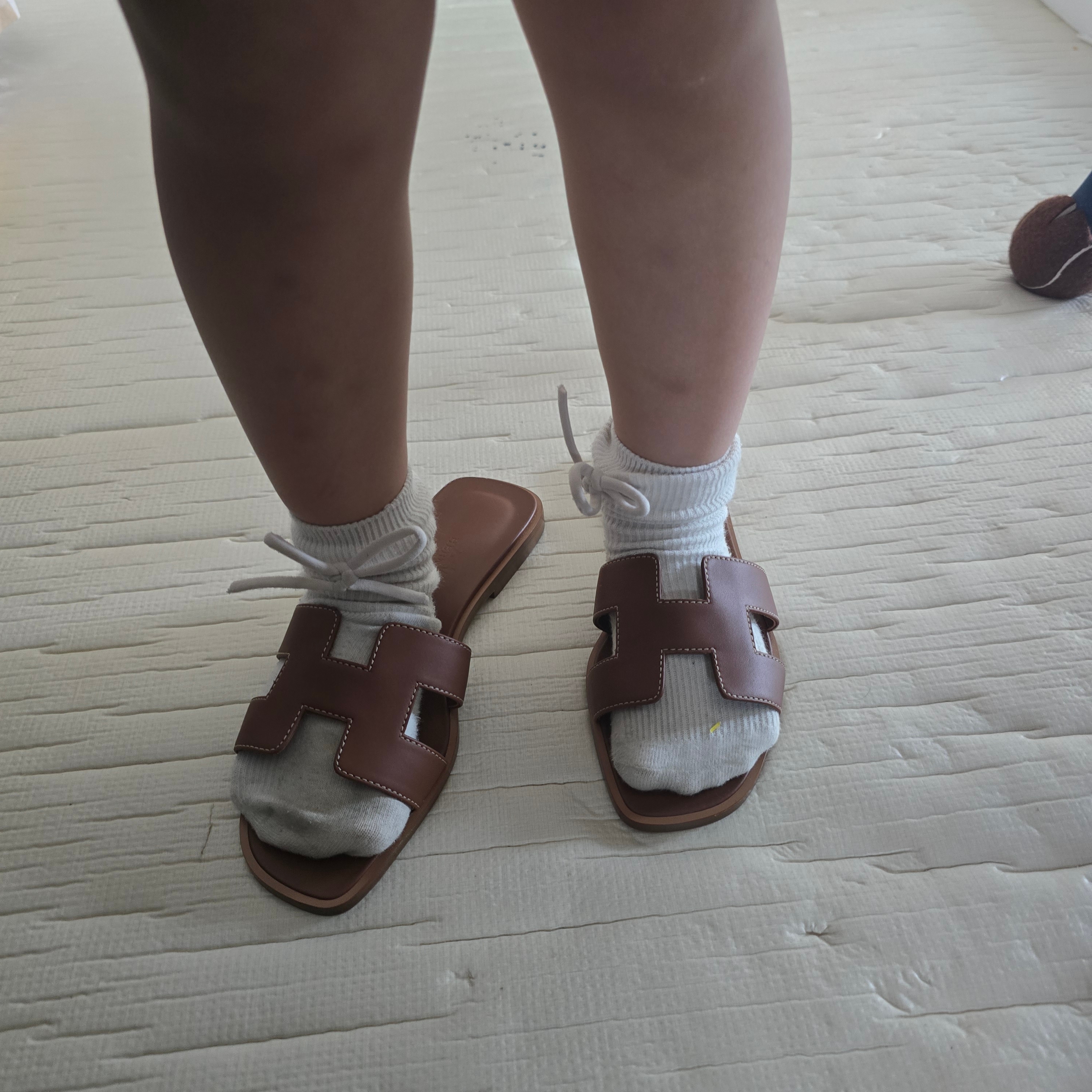(W) Hermes Oran Sandal Calfskin & Gold Piqures Ecrues 착용 스타일