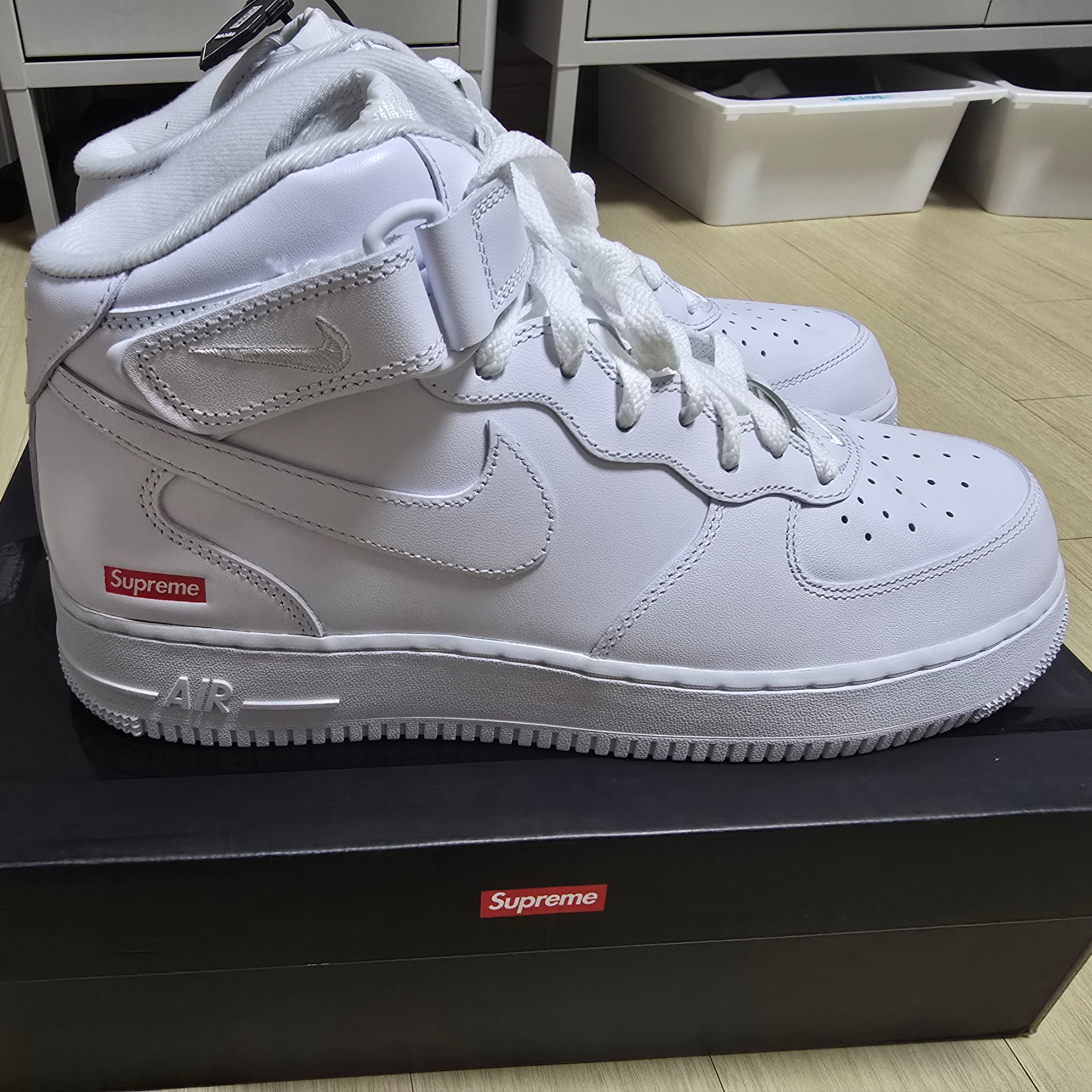 Nike x Supreme Air Force 1 Mid White 착용 스타일 - 1