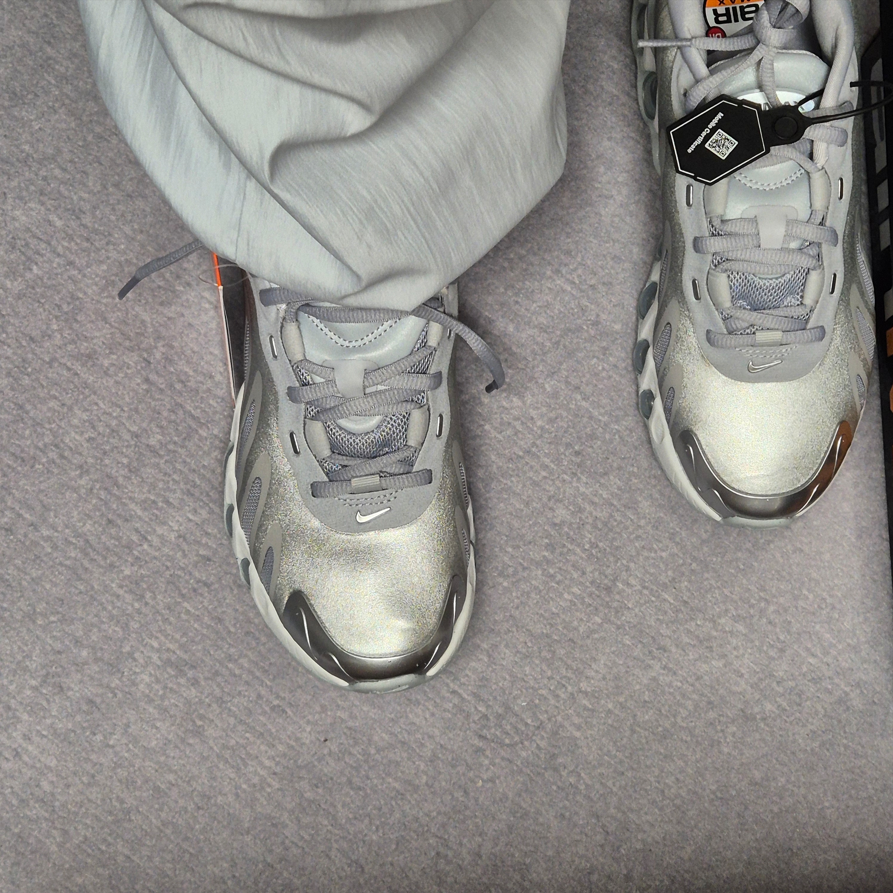 (W) Nike Air Max Dn8 Wolf Grey Metallic Silver 착용 스타일 - 2