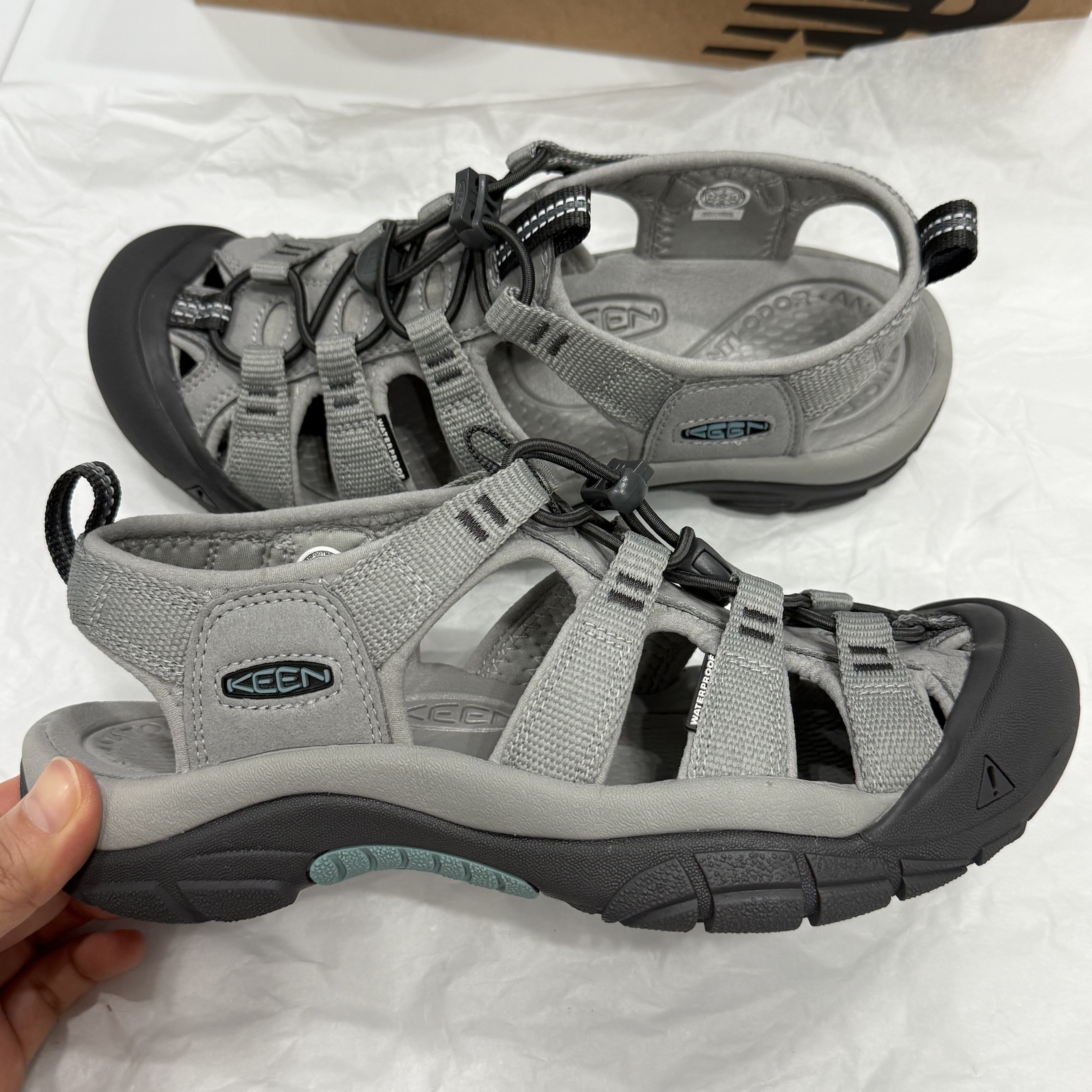 (W) Keen Newport H2 Grey Smoke Blue 착용 스타일 - 1