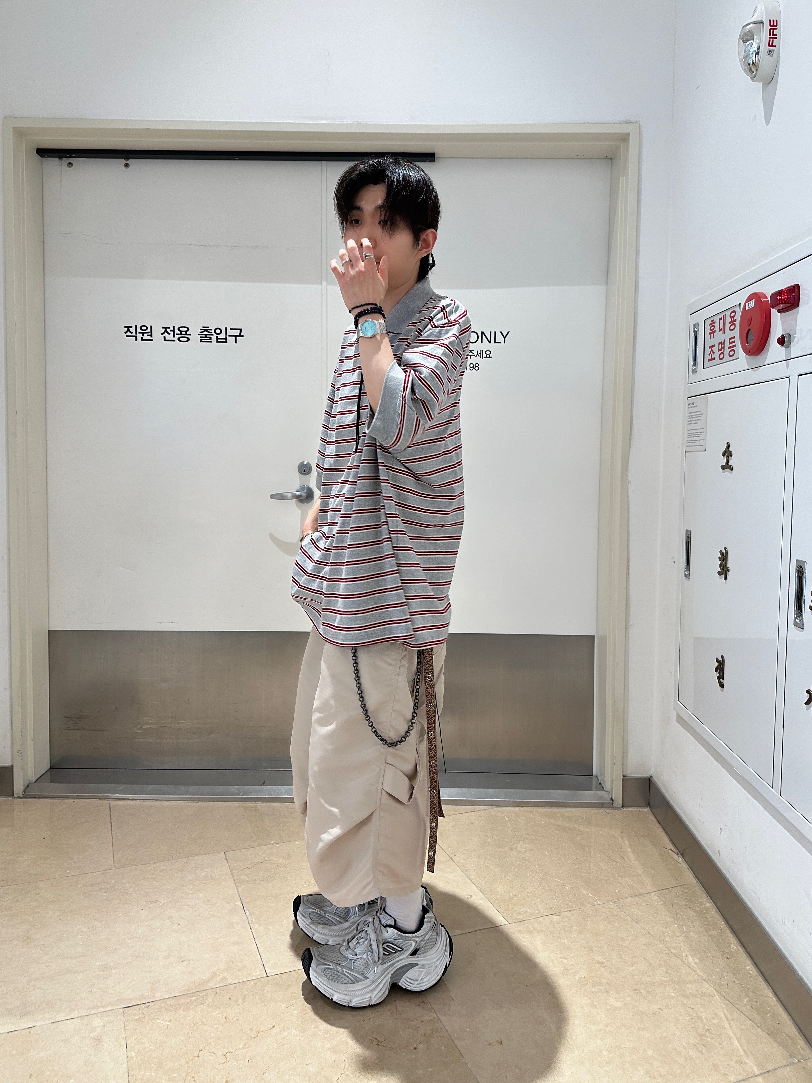 [KREAM 단독] MJD Oversized Stripe Polo Melange Grey, Kamien Titan Bermuda Pants Light Beige 착용 스타일 - 6